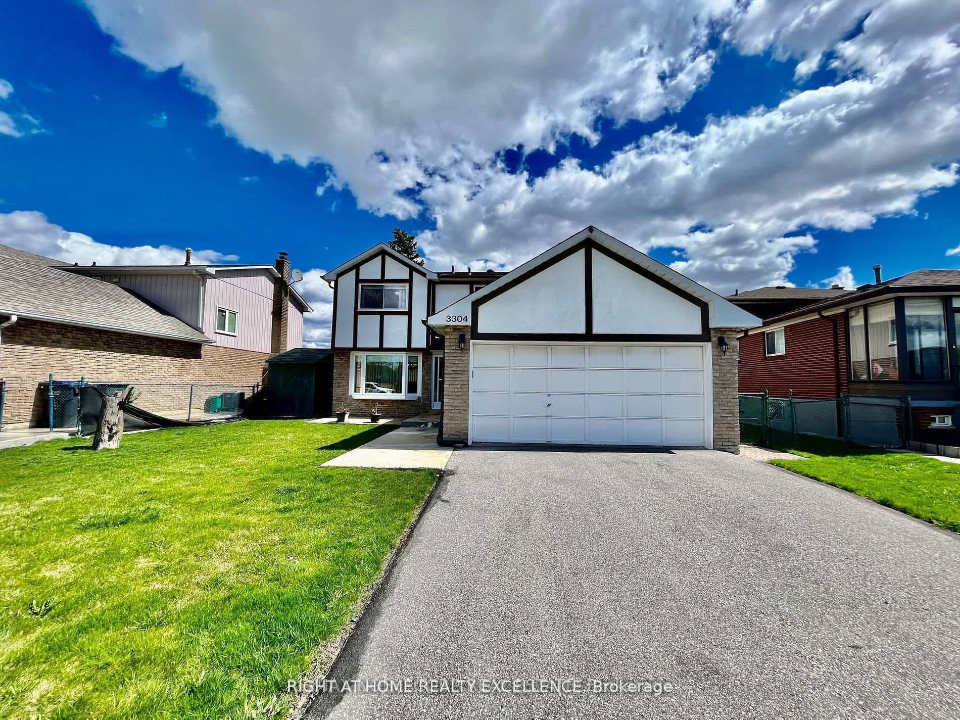 3304 BRANDON GATE Drive, Mississauga, ON L4T 2G4 - Photo 1