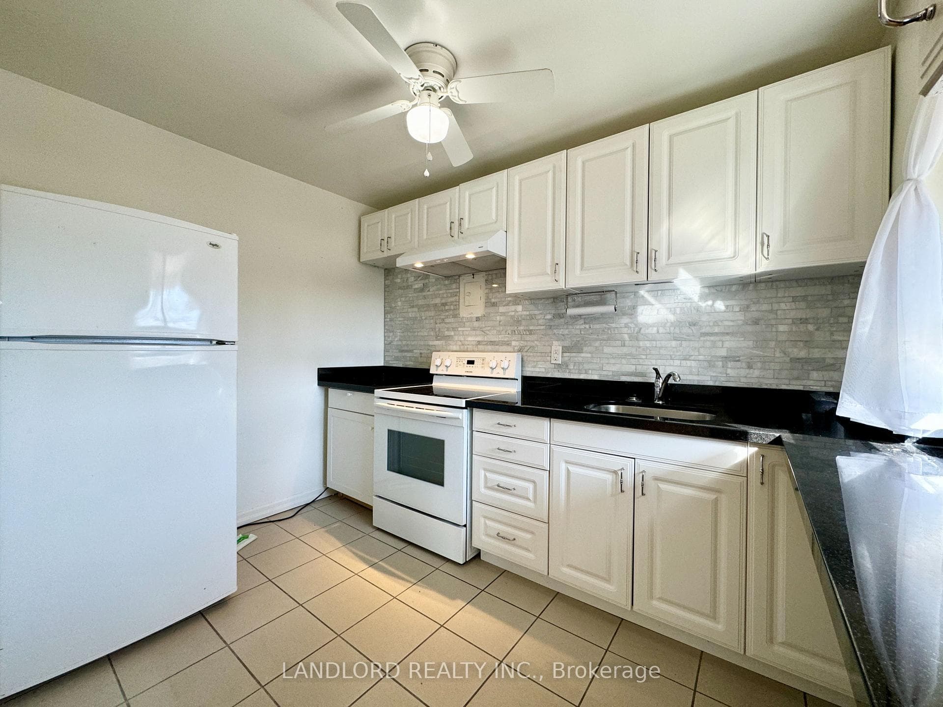 2696 Lake Shore Boulevard Unit 5, Liberty Village / Parkdale / South Parkdale, ON M8V 1G8 - Photo 1