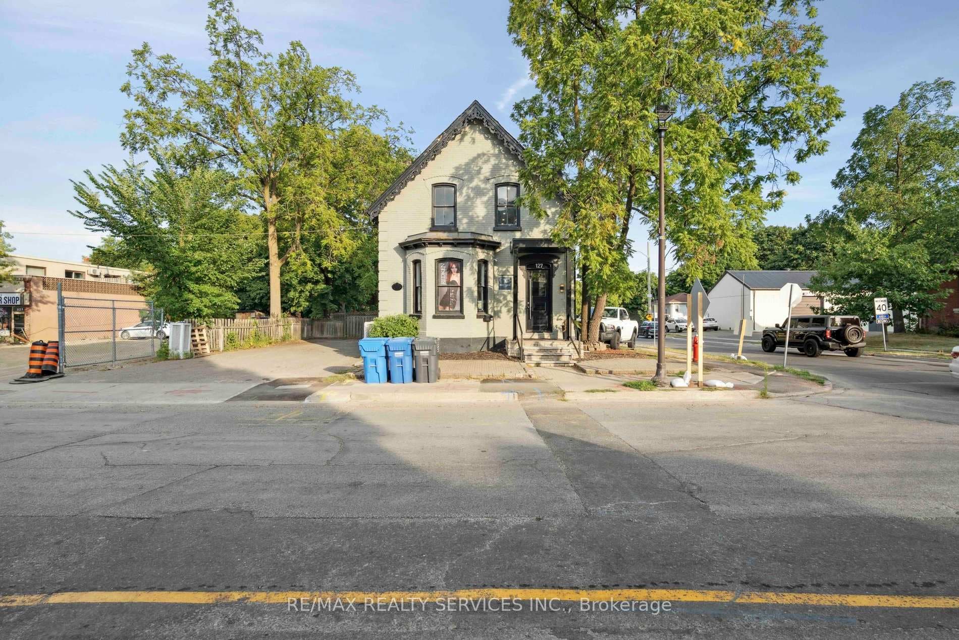 127 Queen Street, Brampton, ON L6Y 1M3 - Photo 1