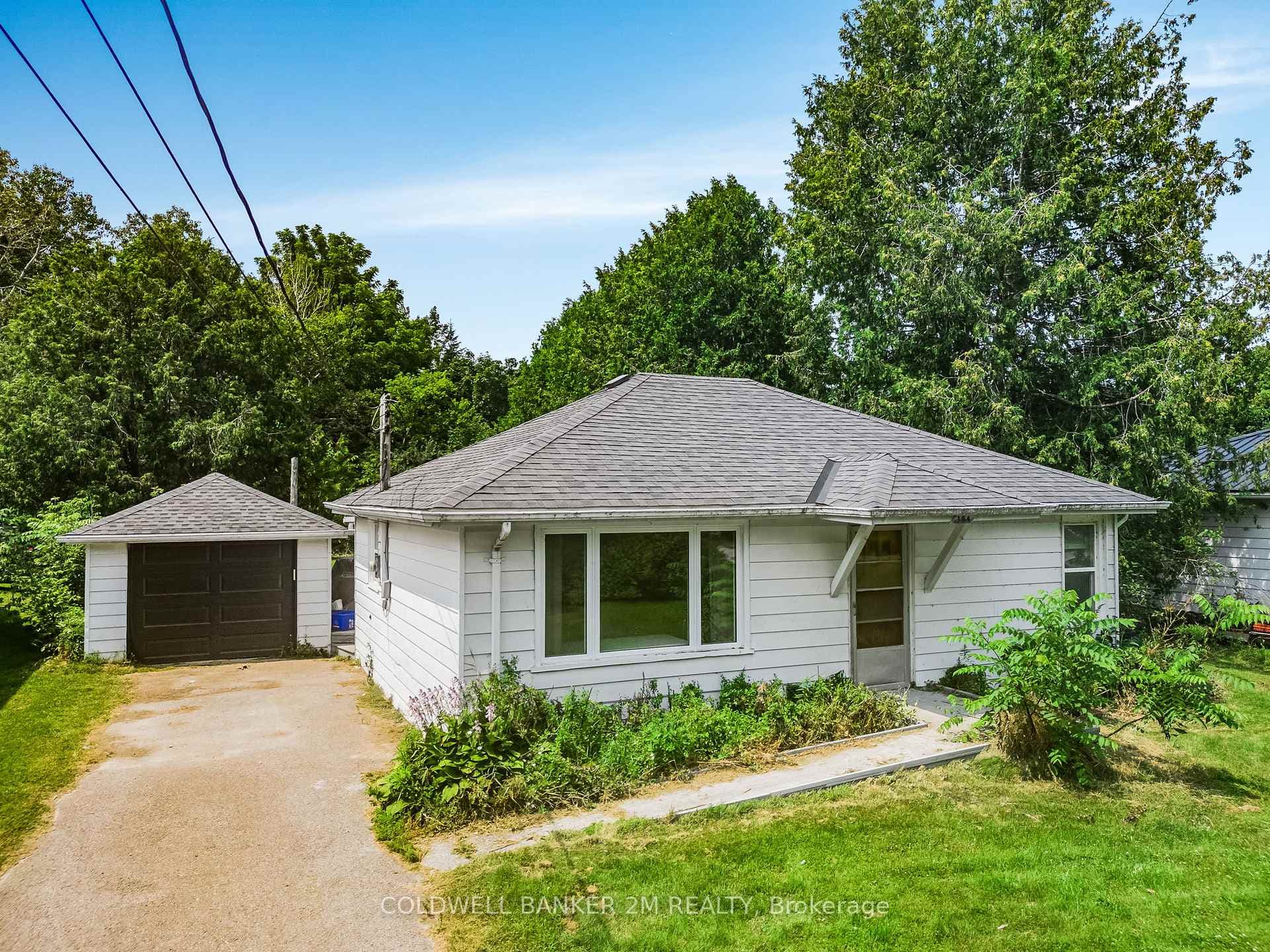 Cozy Detached Bungalow with Garage