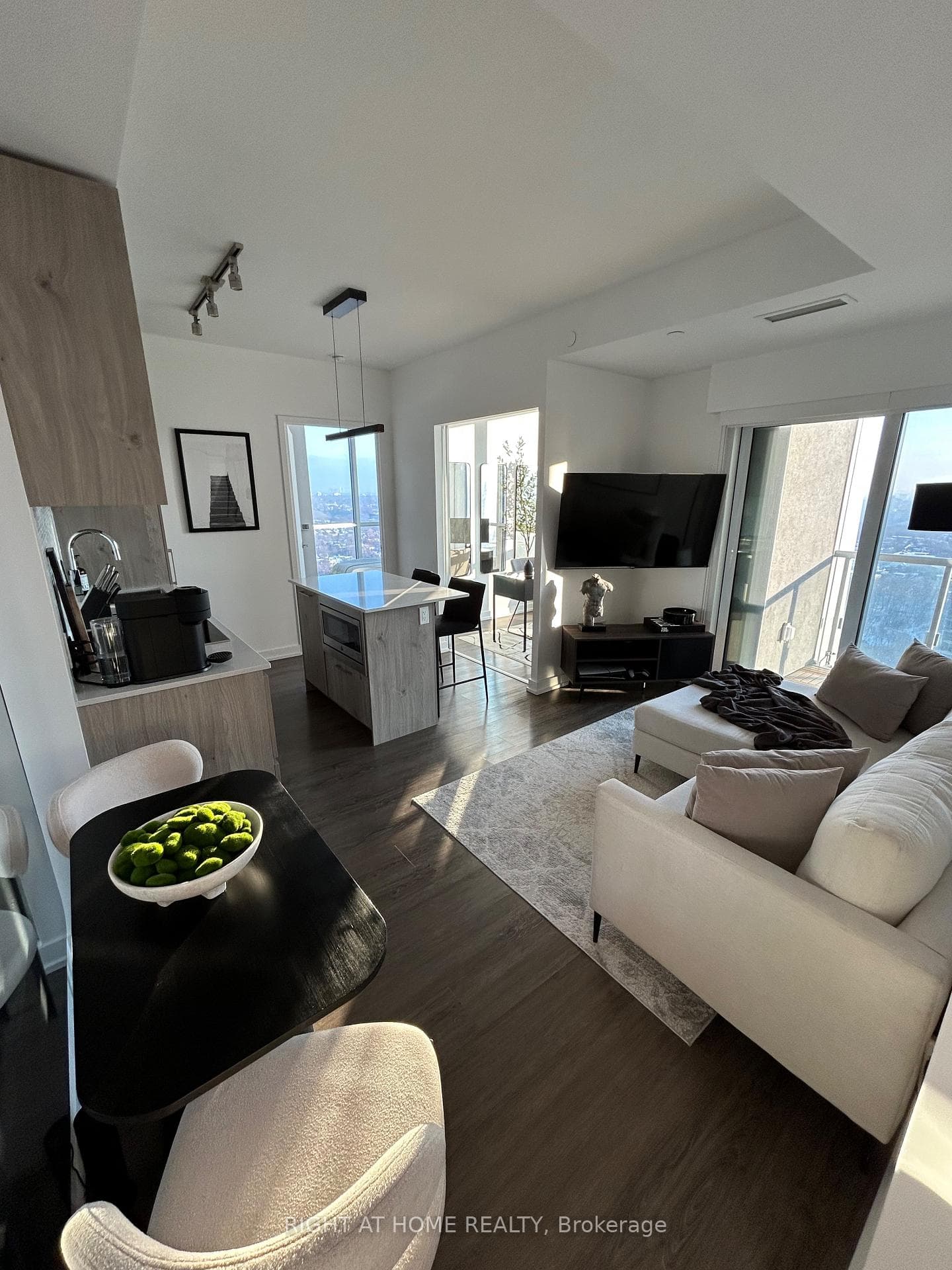 1 Yorkville Avenue Unit 3008, Annex / Yorkville / Summerhill, ON M4W 0B1 - Photo 1
