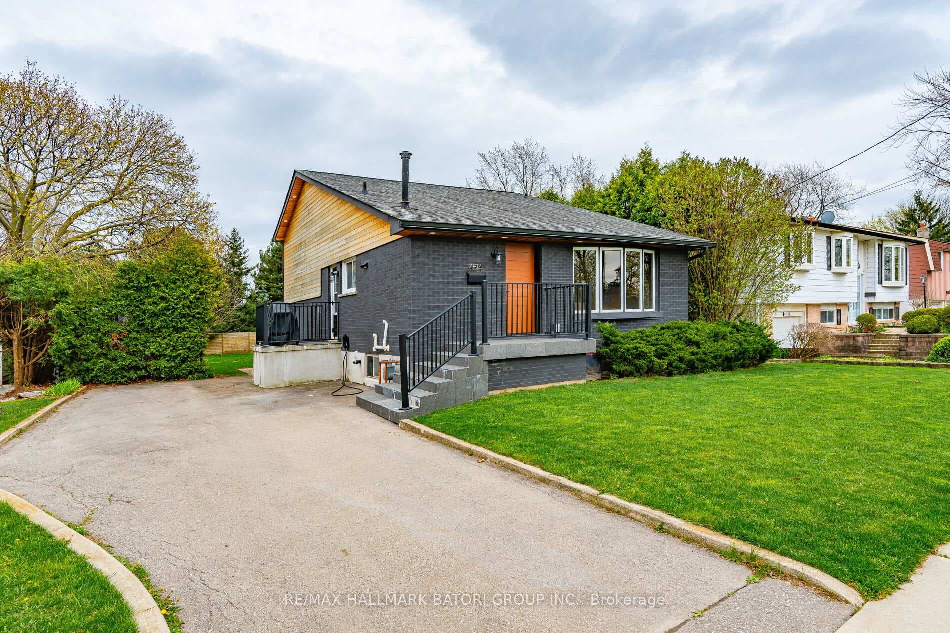 4514 Longmoor Drive, Burlington
