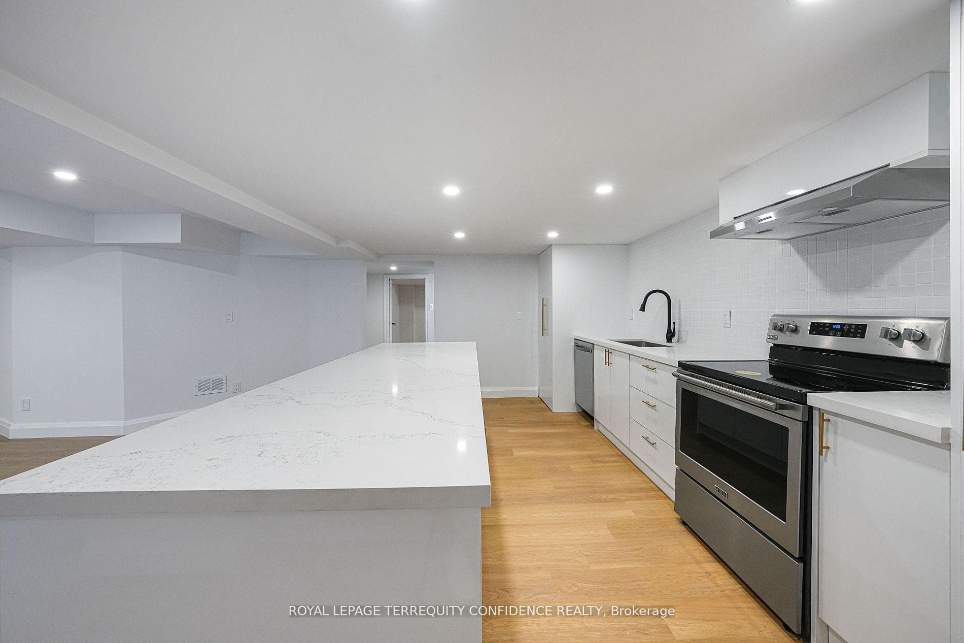 115 Newport Square, Vaughan, ON L4J 7N3 - Photo 1