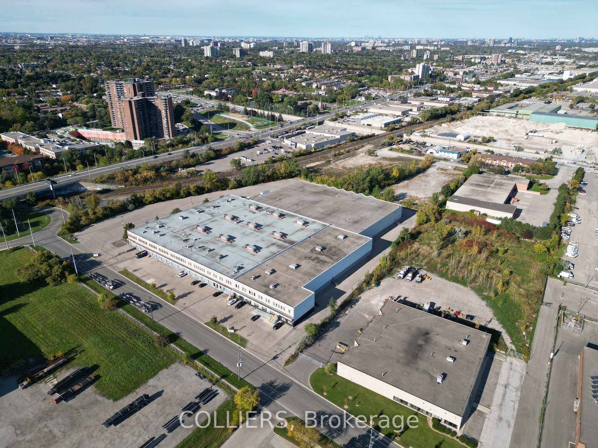 560 Hensall Circle Unit 1, Mississauga, ON L5A 1Y1 - Photo 1