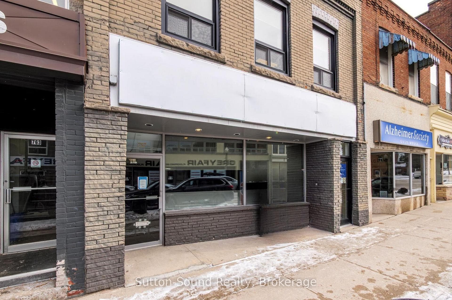 Street Entrance-Ample Street Parking