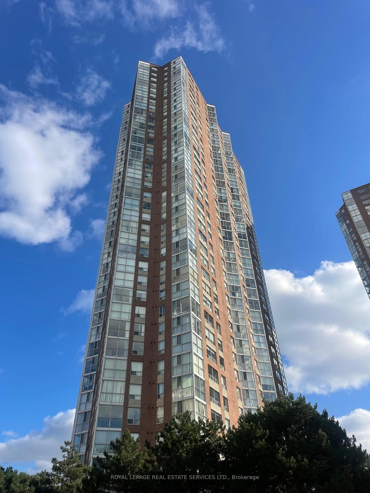 7 Concorde Place Unit 212, Don Mills / Parkwoods / Victoria Village, ON M3C 3N4 - Photo 1