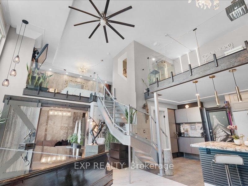 2-storey Penthouse Loft with 1250SF