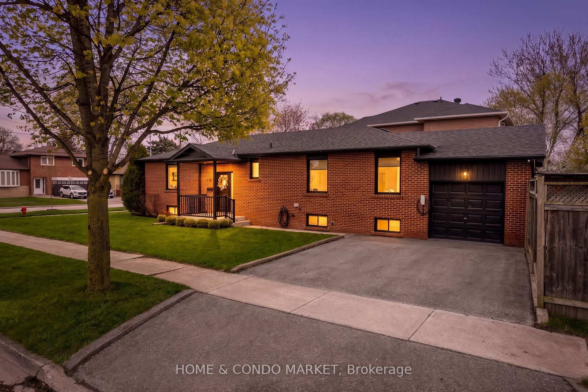1392 Northmount Avenue, Mississauga