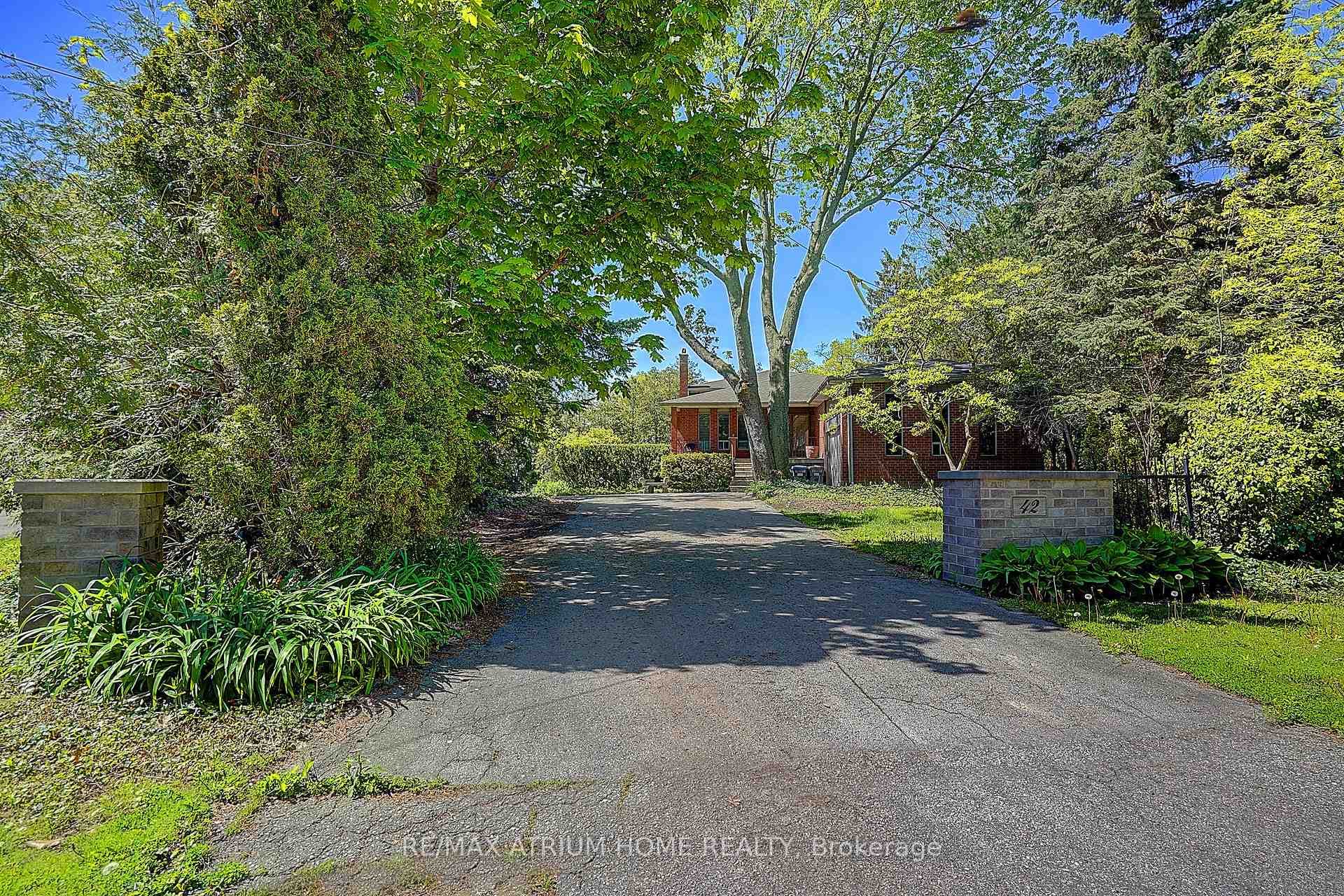 42 Cumberland Drive, Mississauga, ON L5G 3M8 - Photo 1