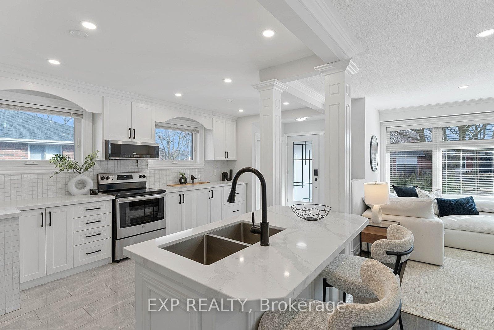 39 Hobden Place, Etobicoke (Kingsview Village / Humber Heights), ON M9R 3R6 - Photo 1