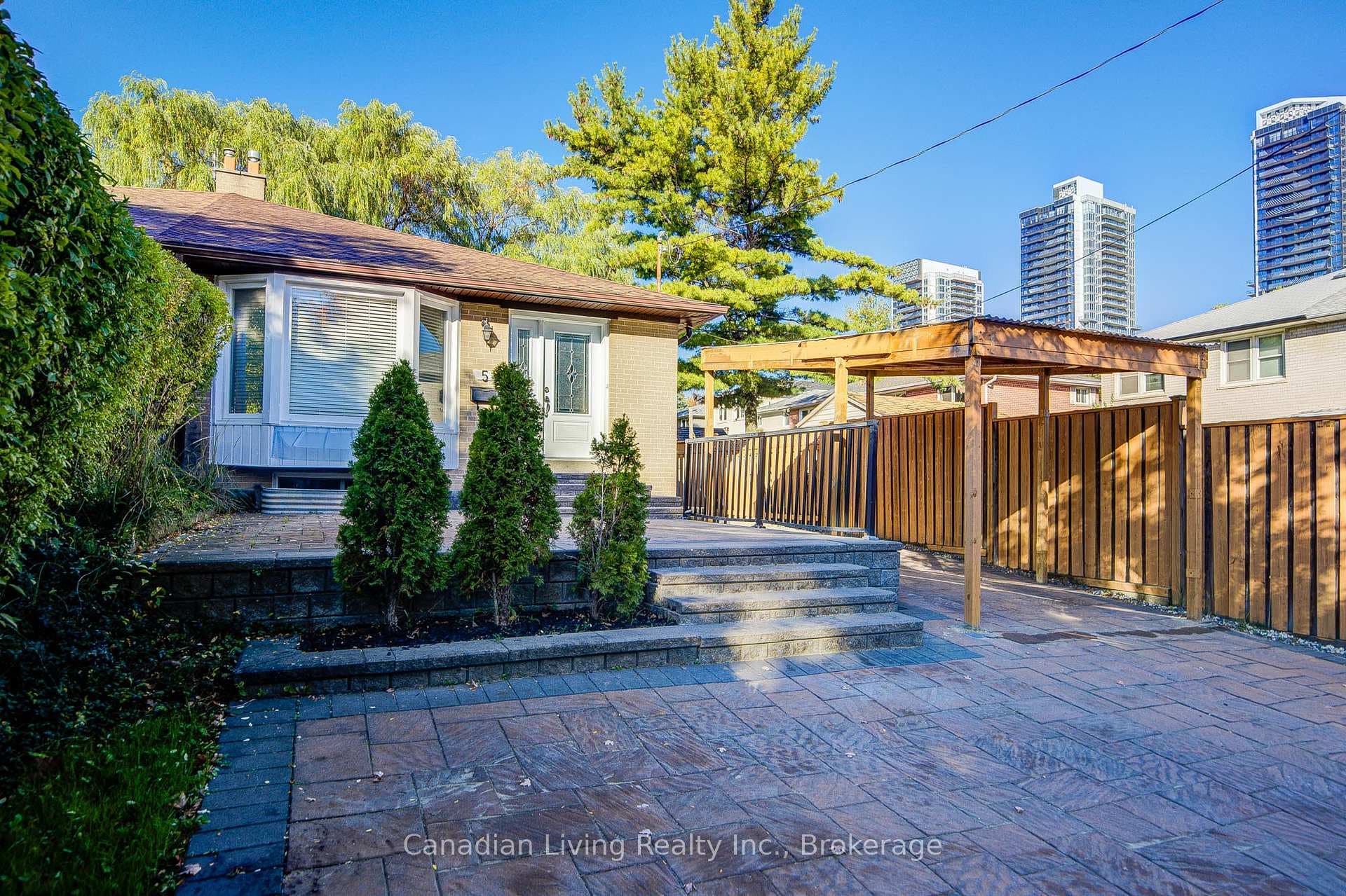 5 Northey Drive Unit (Main), Bridle Path / York Mills / Hoggs Hollow, ON M2L 2S9 - Photo 1