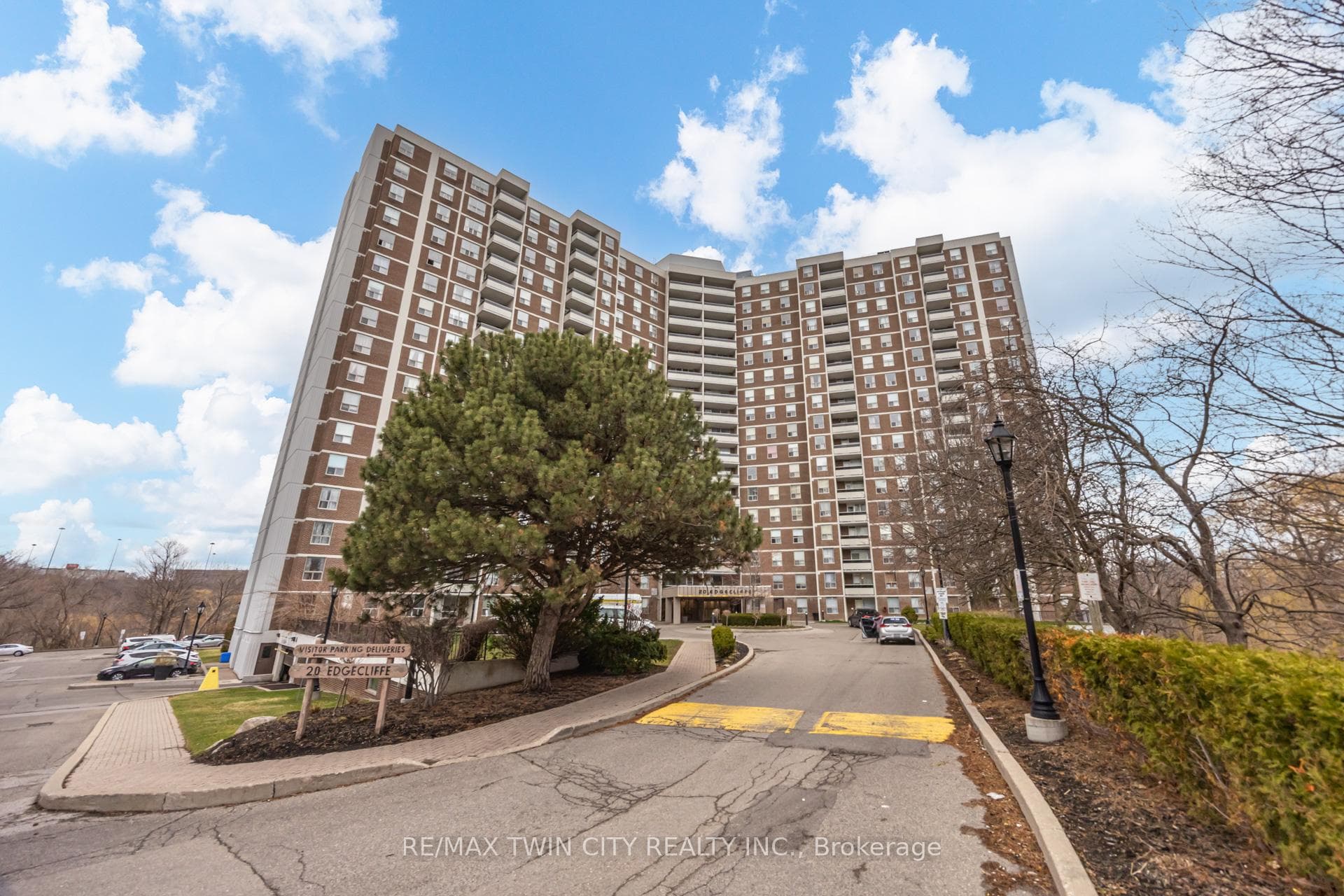 20 Edgecliff Golfway Unit #304, Flemingdon Park / Don Mills, ON M3C 3A4 - Photo 1