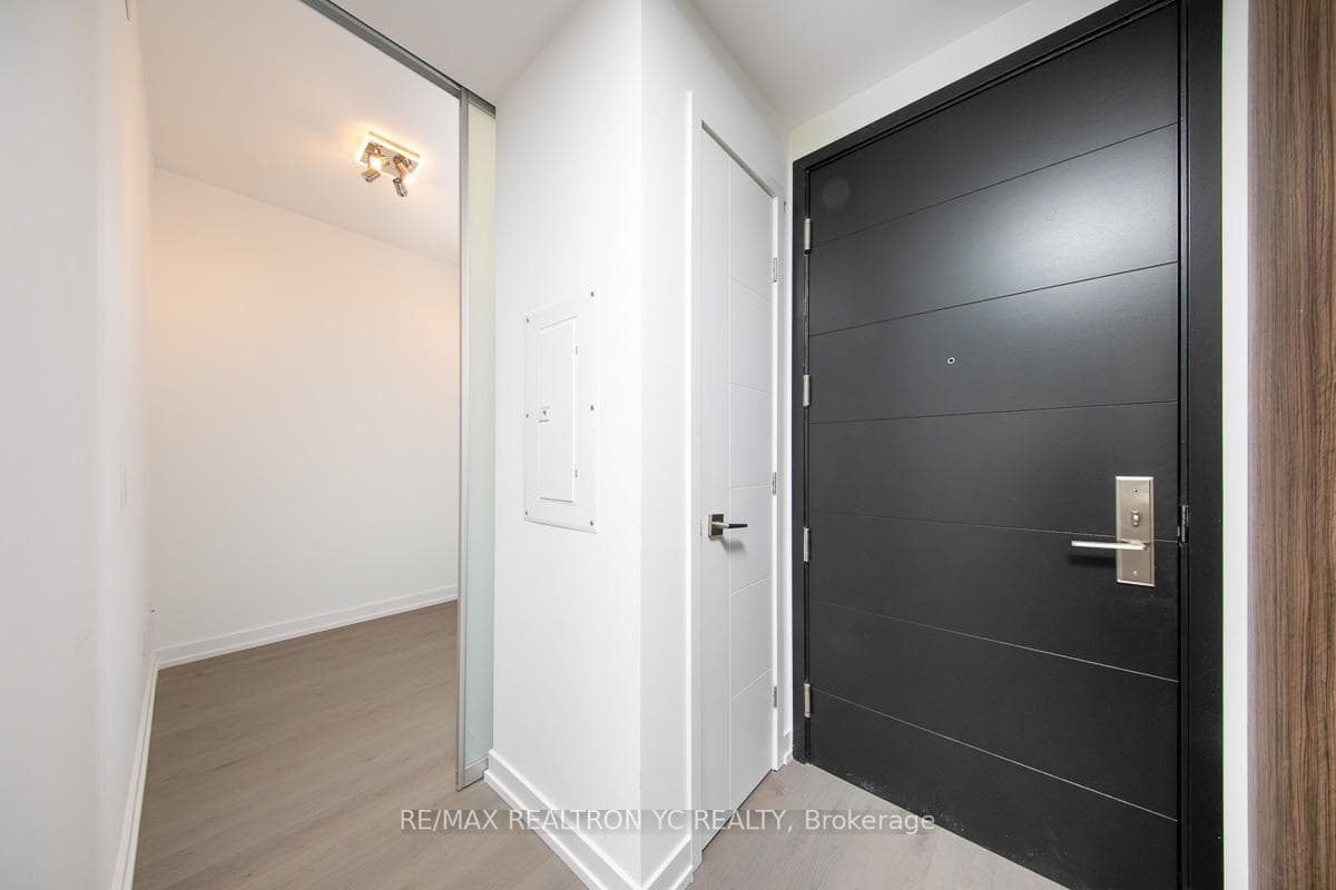 488 University Avenue Unit 4012, Downtown Toronto / Waterfront, ON M5G 0C1 - Photo 1