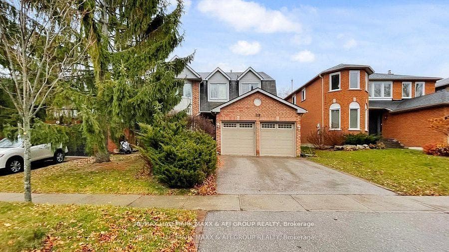 719 Shanahan Boulevard, Newmarket