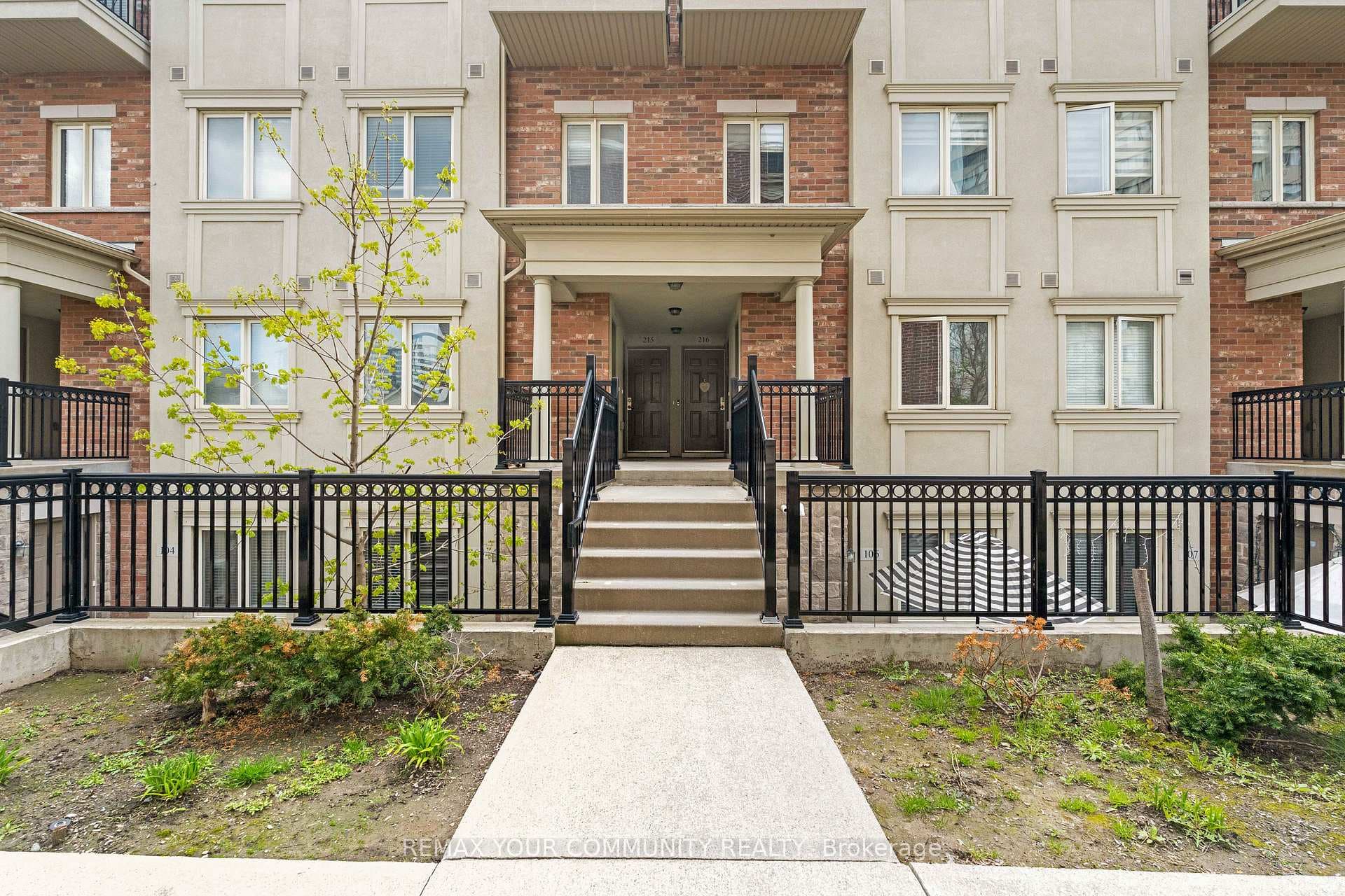 17 Coneflower Crescent Unit 218, Thornhill / Willowdale, ON M2R 0A5 - Photo 1