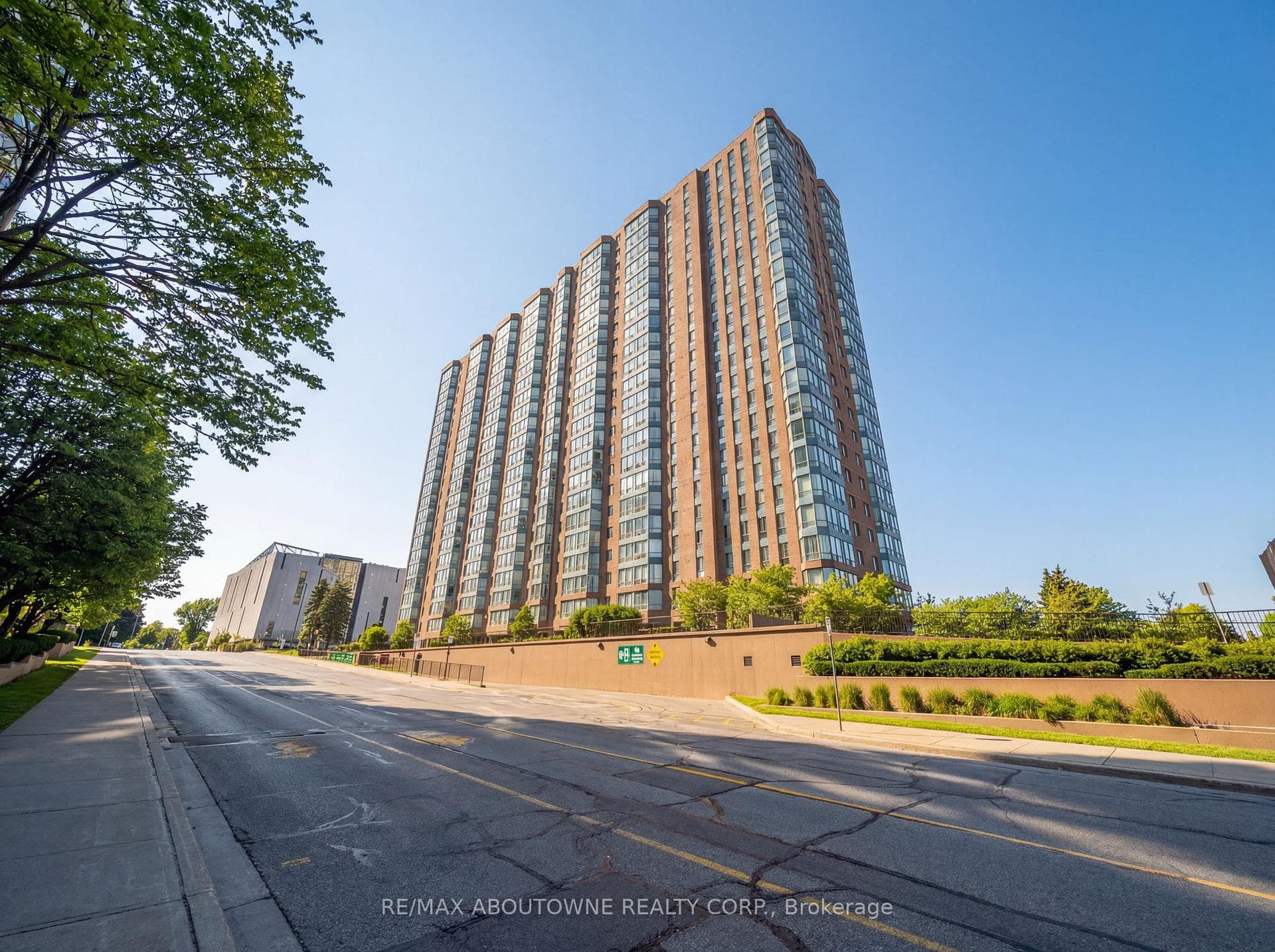 115 Hillcrest Avenue Unit 905, Mississauga, ON L5B 3Y9 - Photo 1