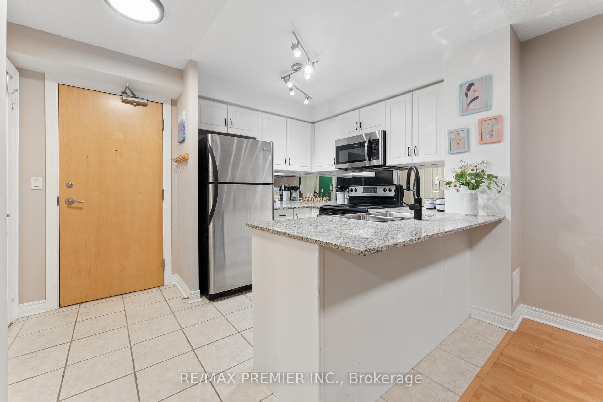 212 Eglinton Avenue Unit 307, Leaside / Davisville, ON M4P 0A3 - Photo 1