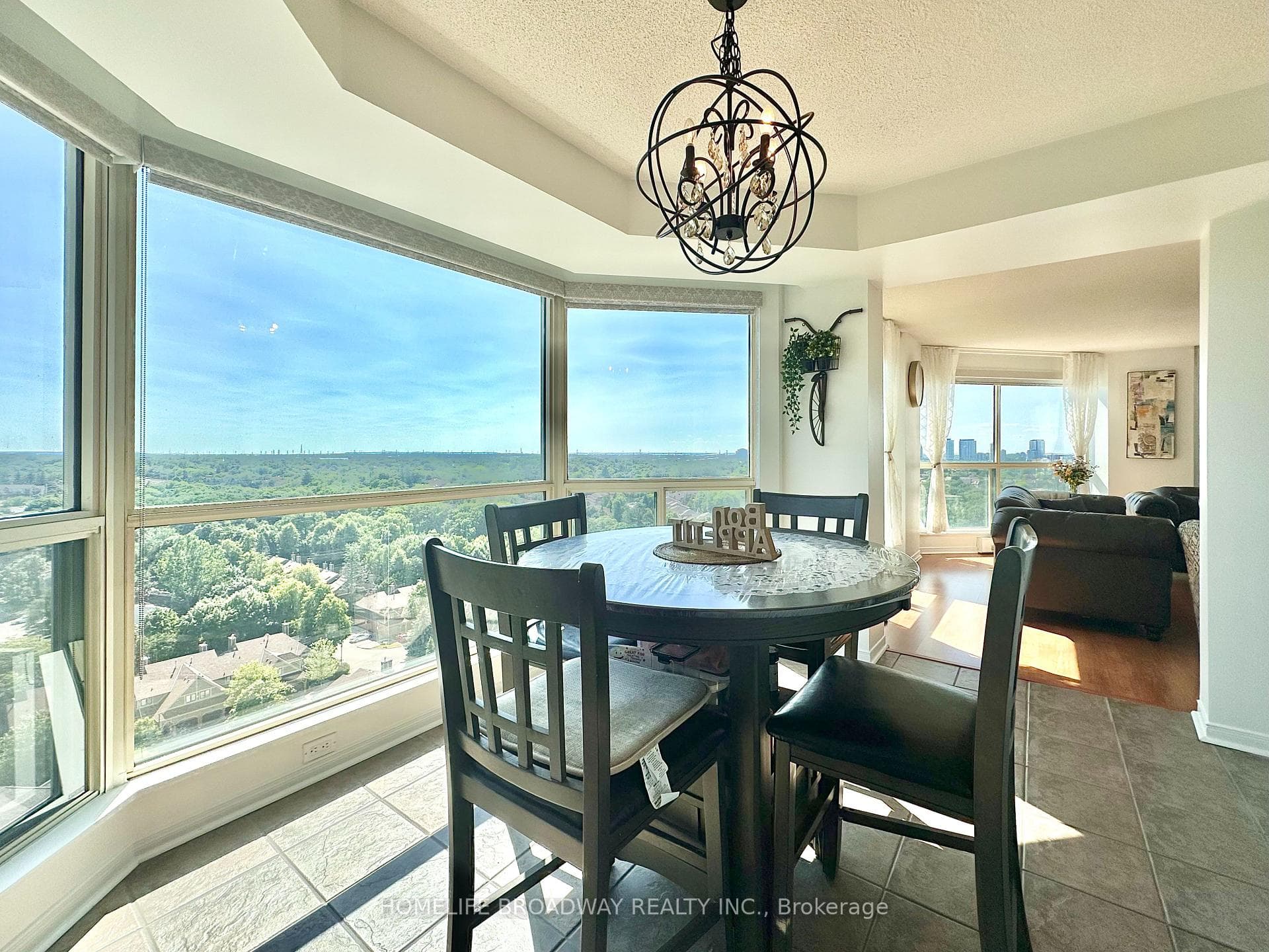 Beautiful High Up Clear Views From All Rooms!