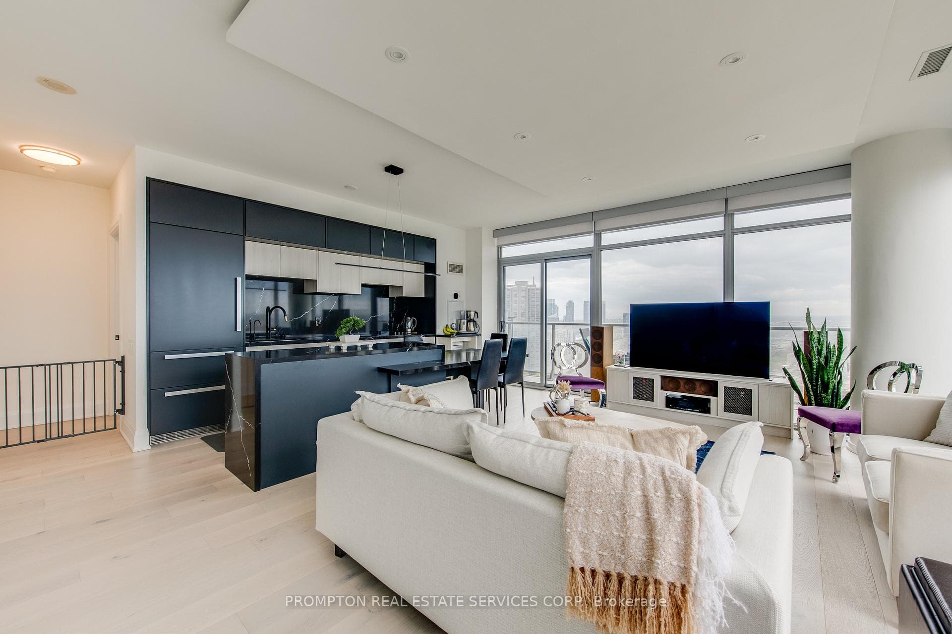 105 The Queensway N/A Unit 3010, High Park / Junction / Roncesvalles, ON M6S 5B5 - Photo 1