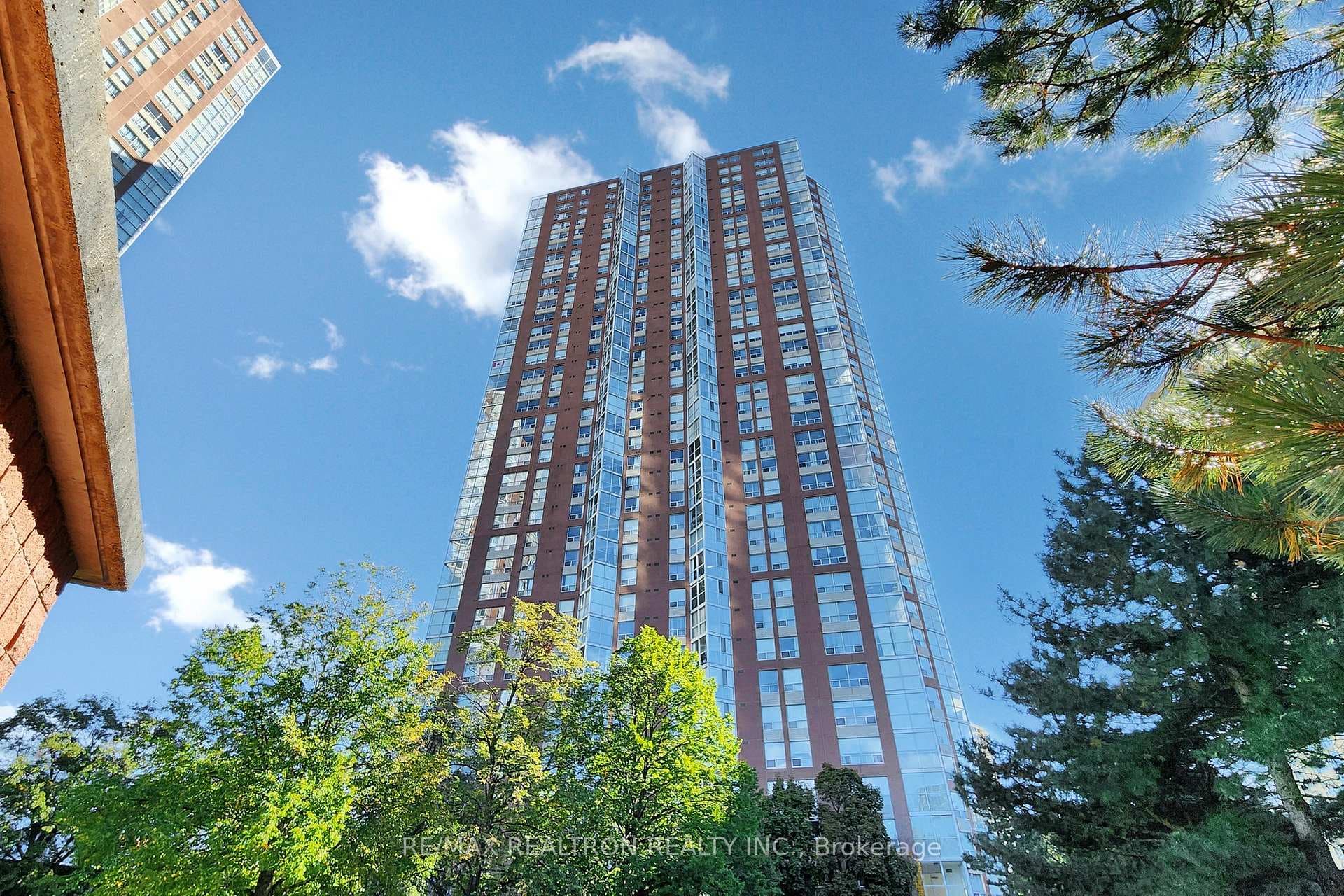 5 Concorde Place Unit 406, Don Mills / Parkwoods / Victoria Village, ON M3C 3M8 - Photo 1
