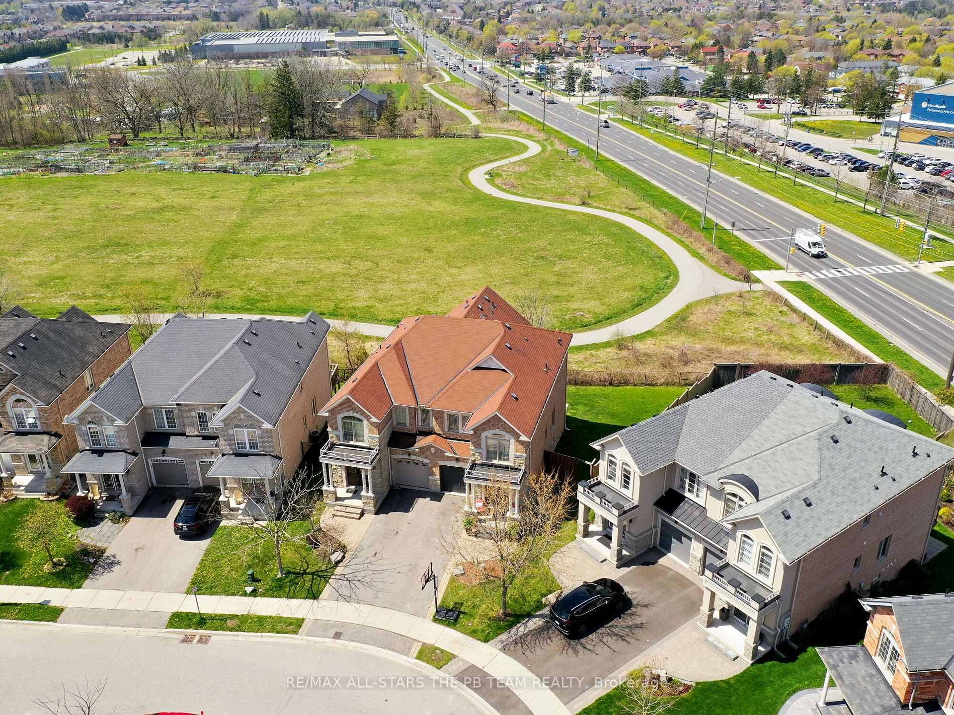 554 Foxcroft Boulevard, Newmarket, ON L3X 3L6 - Photo 1