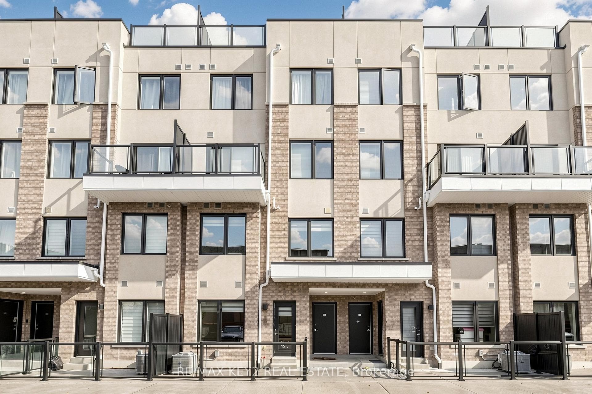1695 Dersan Street Unit 230, Pickering, ON L1X 0S9 - Photo 1