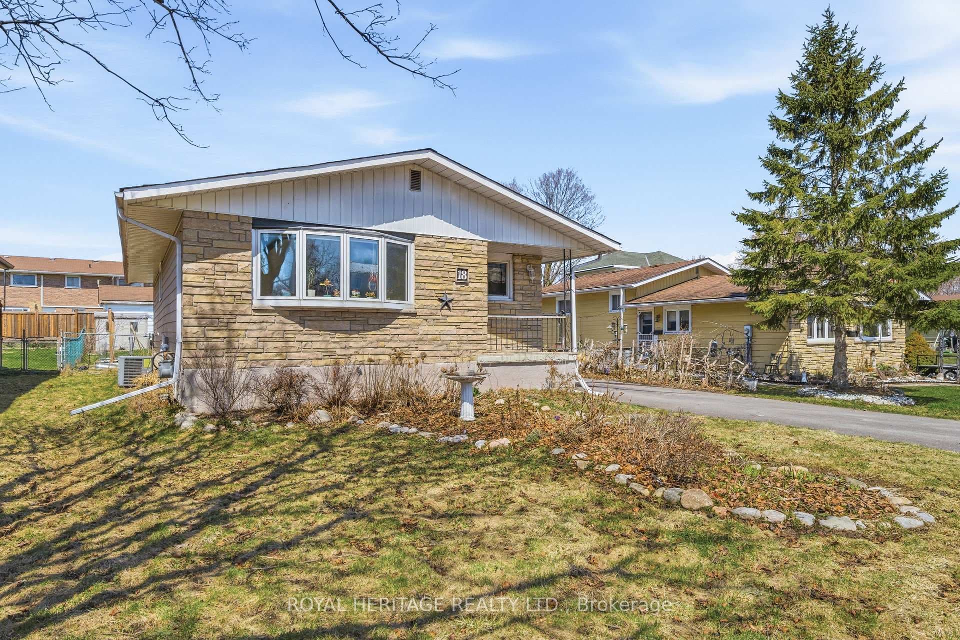 18 Panelas Crescent, Quinte West, ON K8V 6A5 - Photo 1