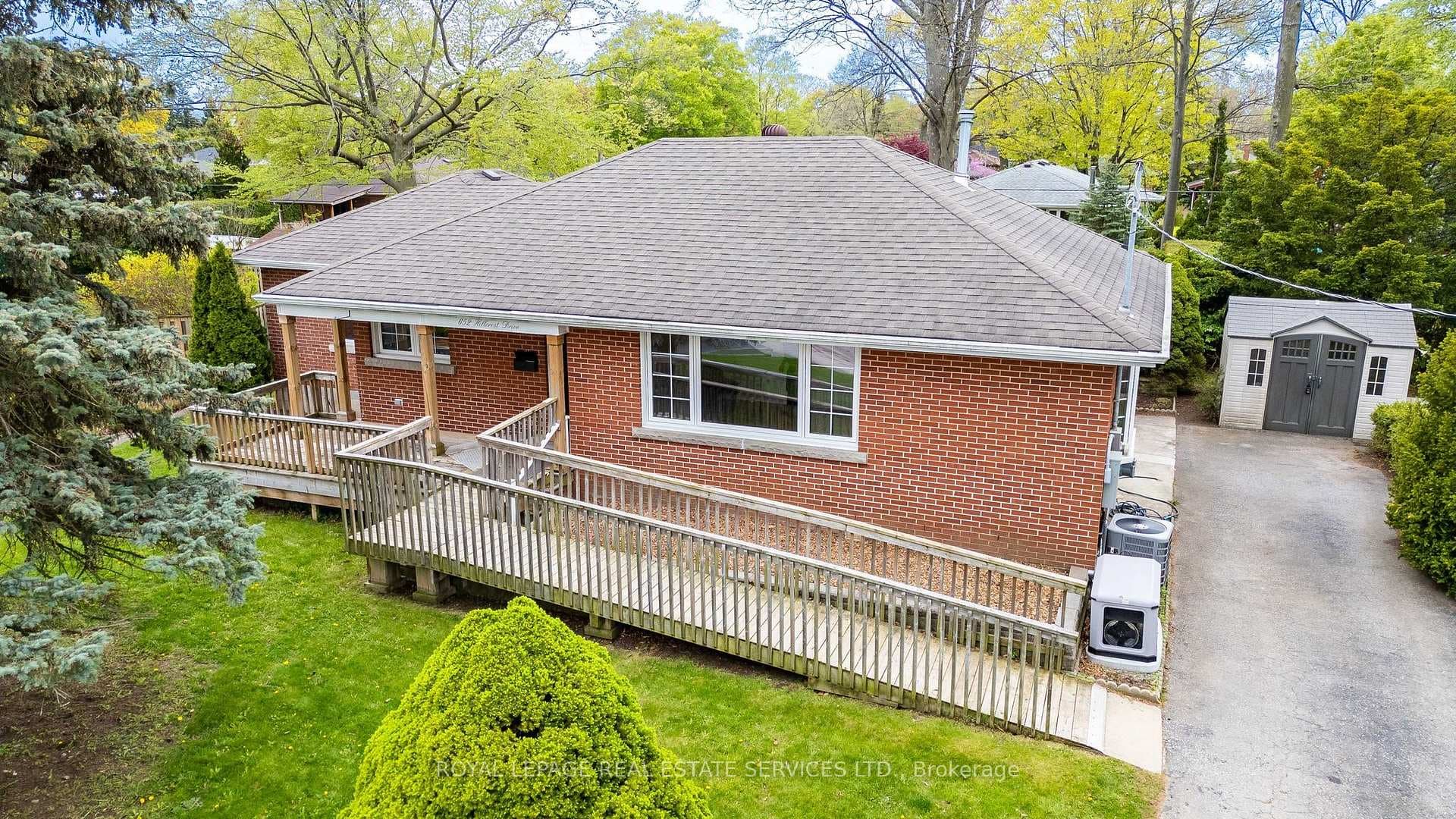 652 Hillcrest Drive, Burlington