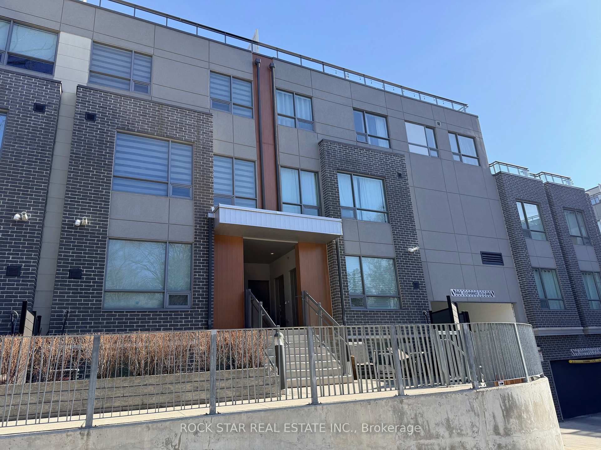 670 Atwater Avenue Unit 16, Mississauga, ON L5G 0B6 - Photo 1