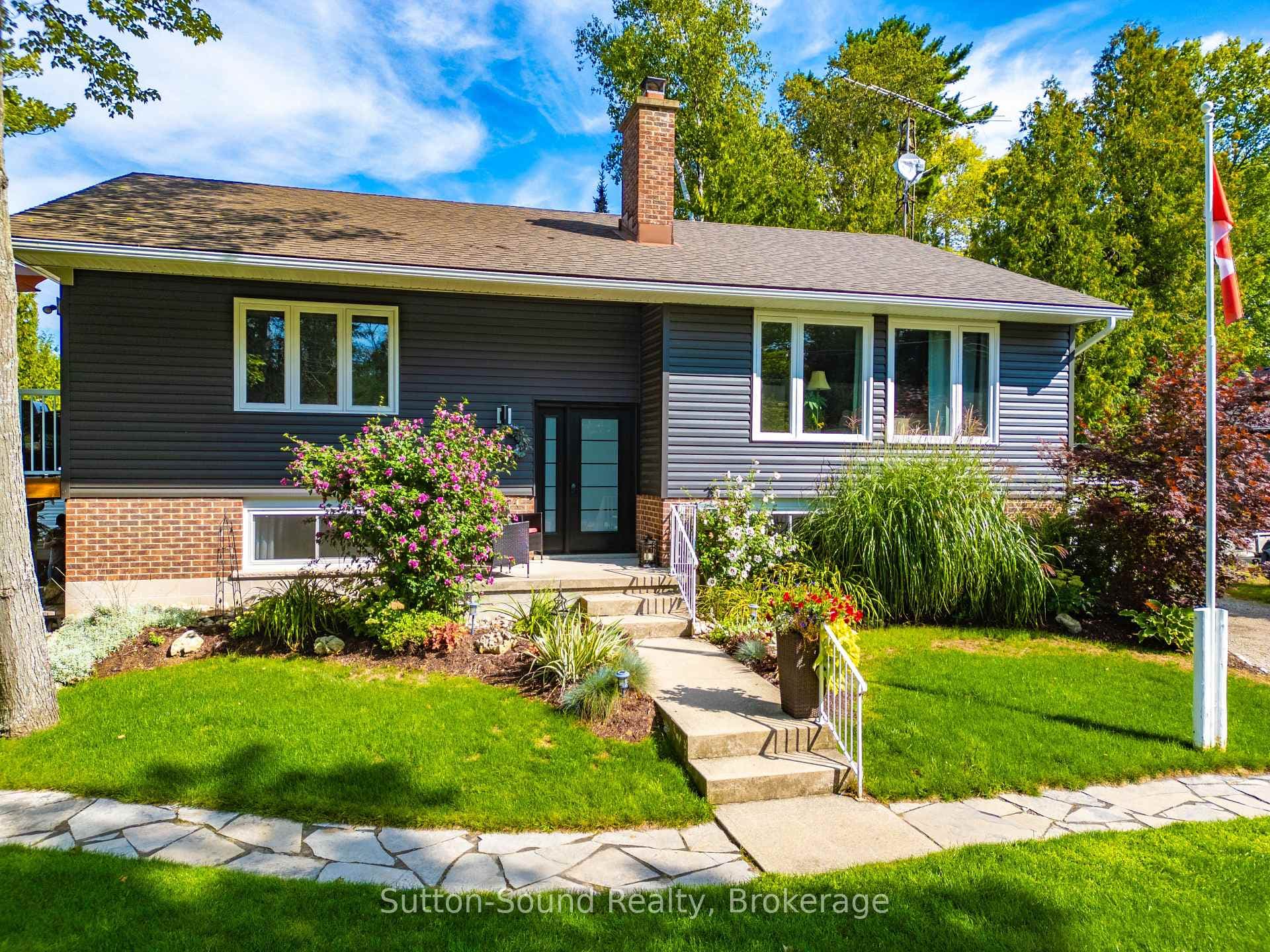 Welcome to 403 Simcoe Ave