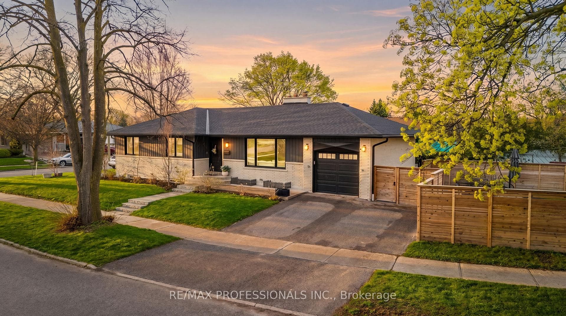 2 Tewsley Place, Etobicoke (Kingsview Village / Humber Heights), ON M9P 1N7 - Photo 1