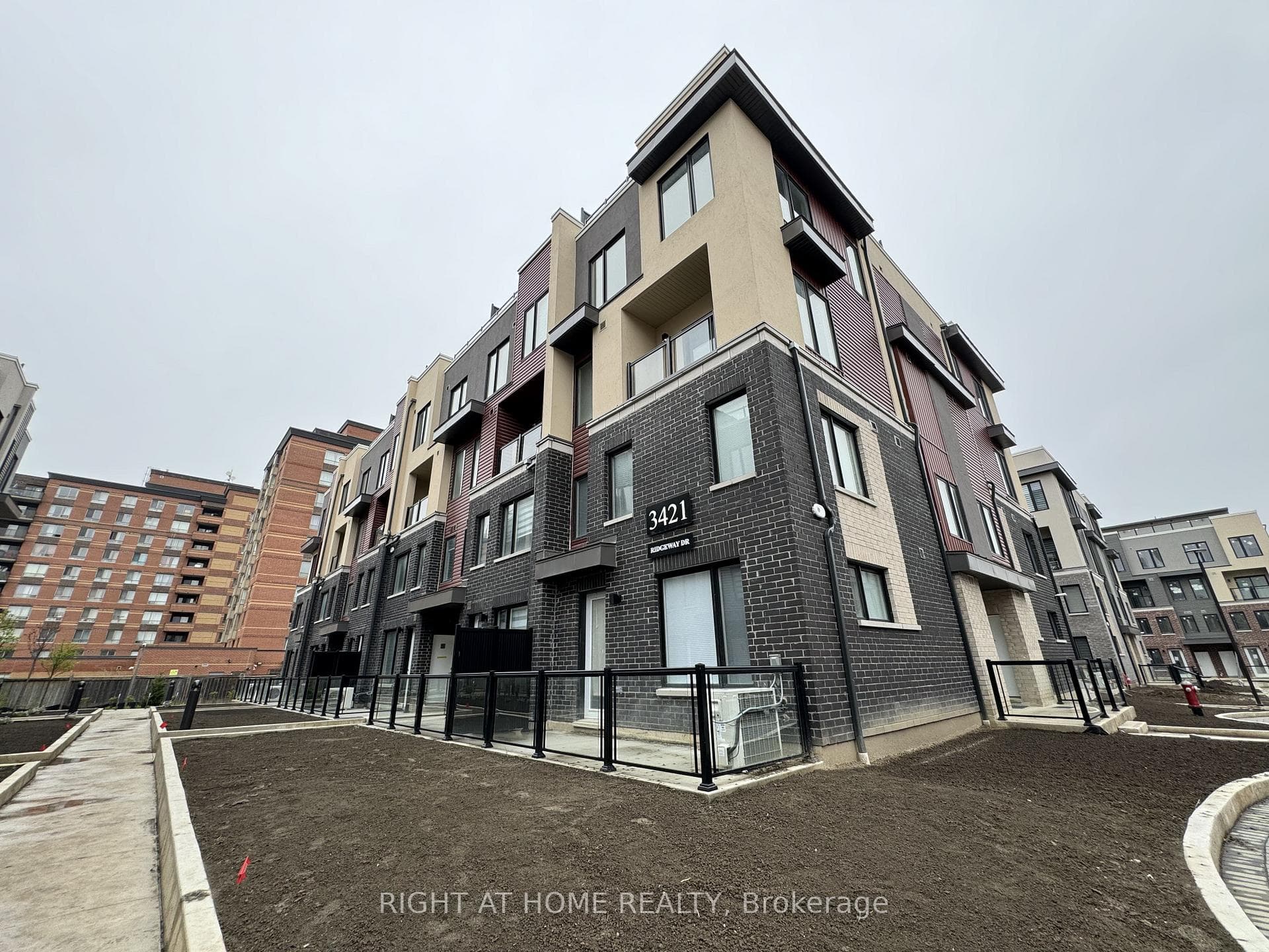 3421 Ridgeway Drive Unit 5, Mississauga, ON L5L 5T3 - Photo 1