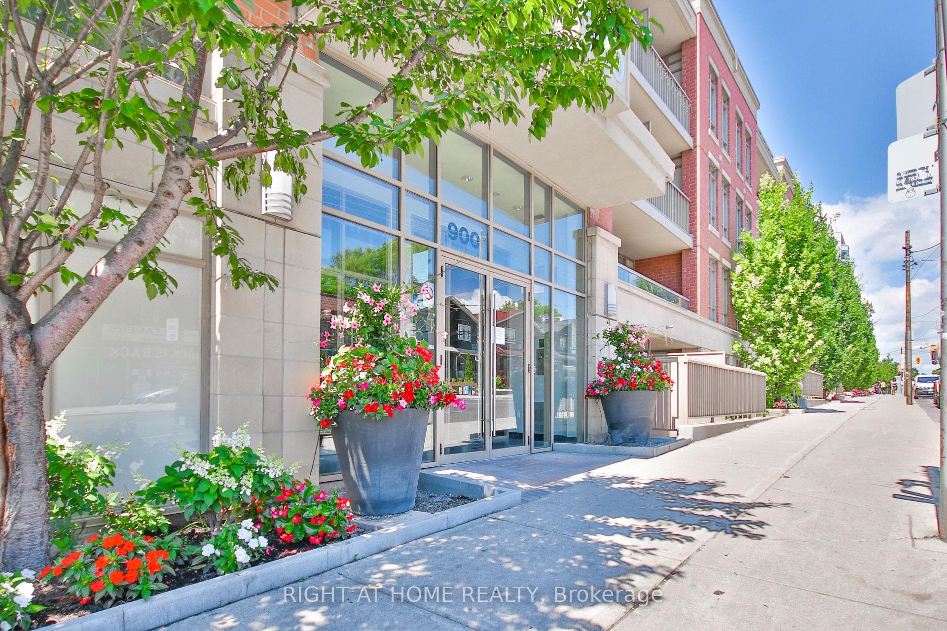 900 Mount Pleasant Road Unit 411, Leaside / Davisville, ON M4P 3J9 - Photo 1