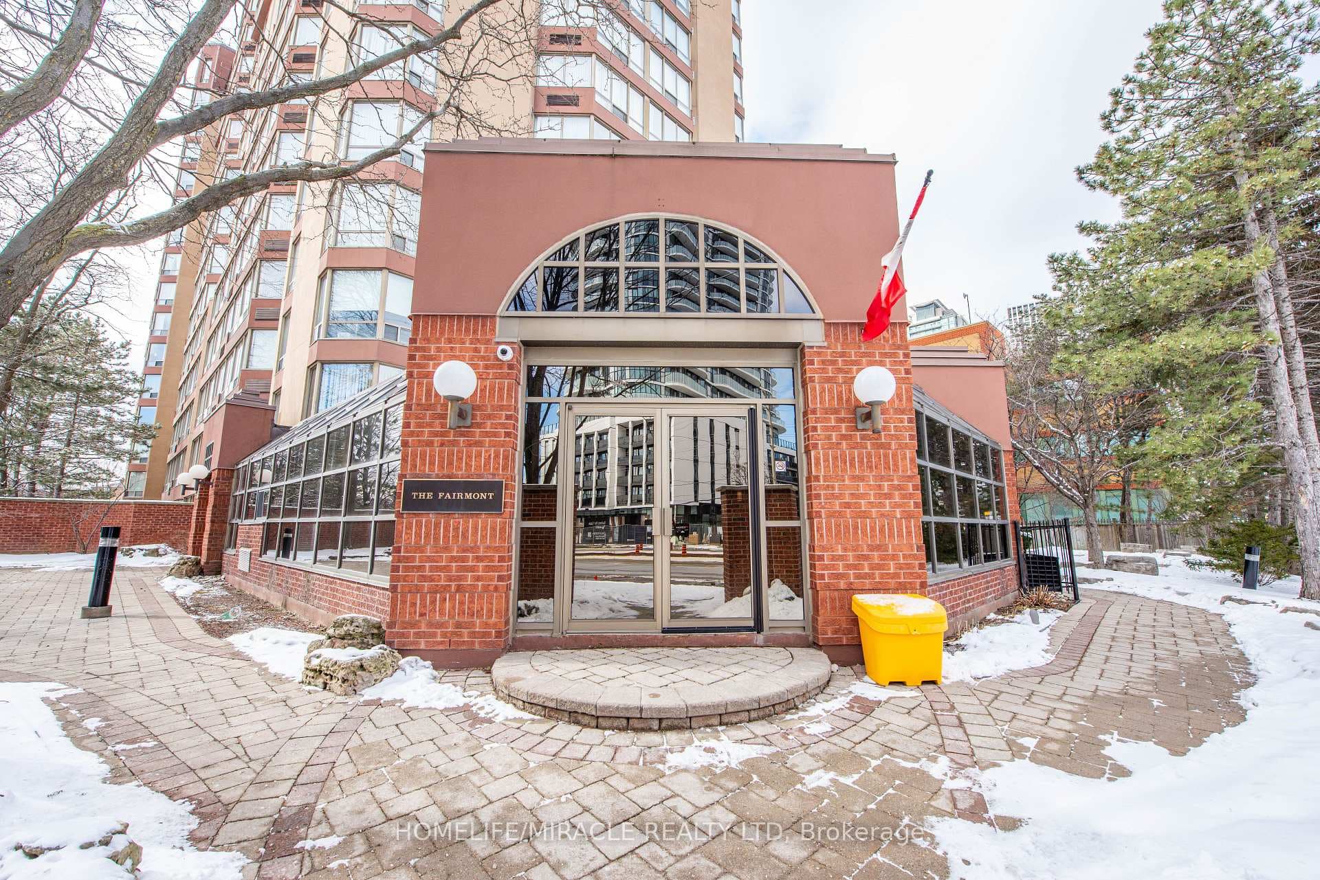 25 Fairview Road Unit 504, Mississauga, ON L5B 3Y8 - Photo 1