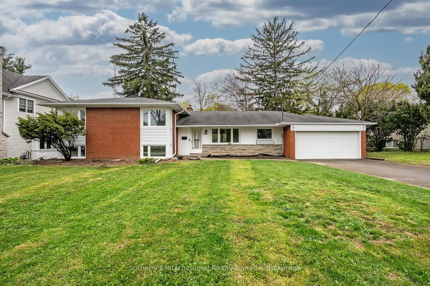 272 Pinehurst Drive, Oakville