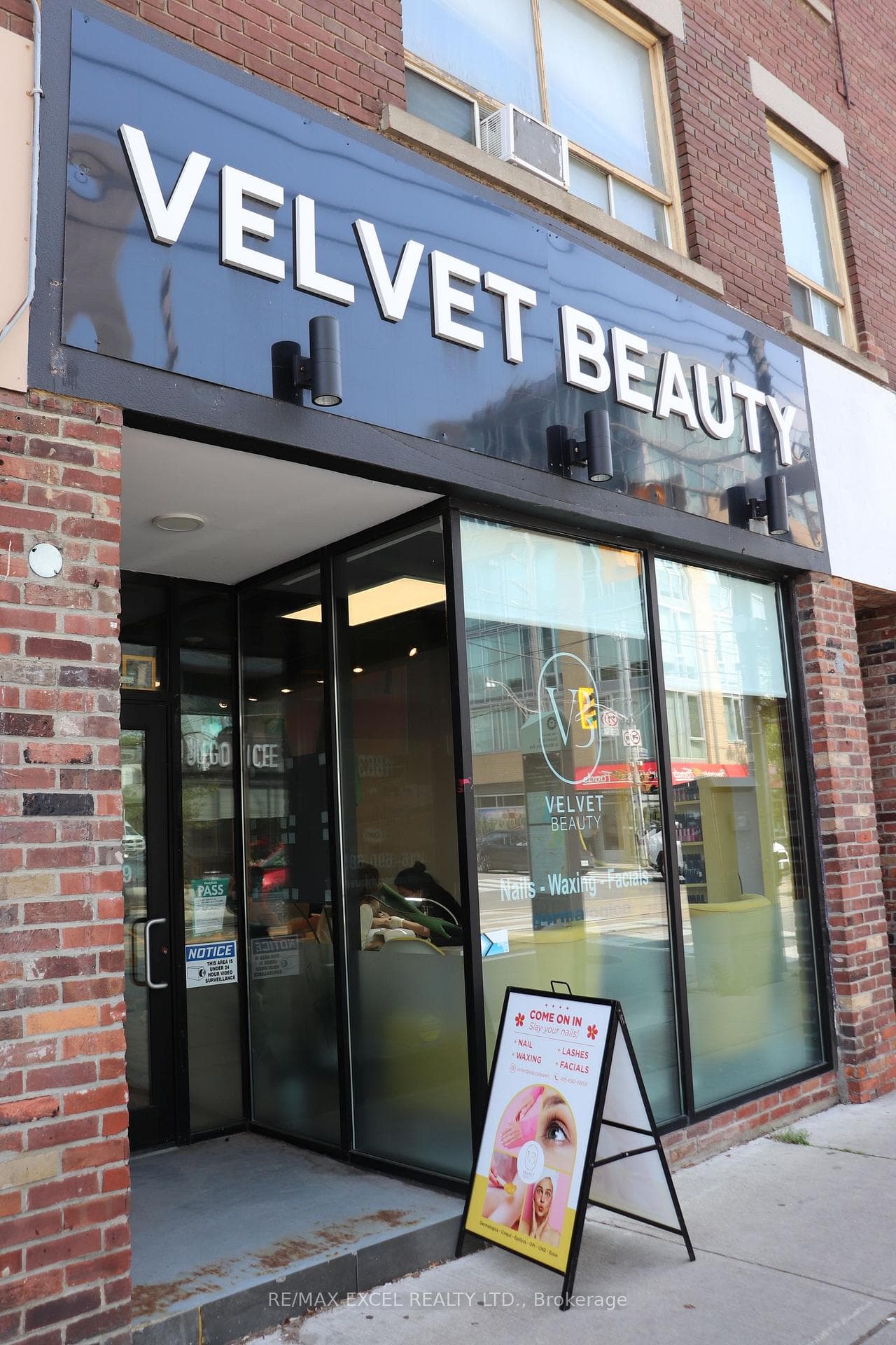 1883 Queen Street, The Beaches / Upper Beaches, ON M4L 1H3 - Photo 1