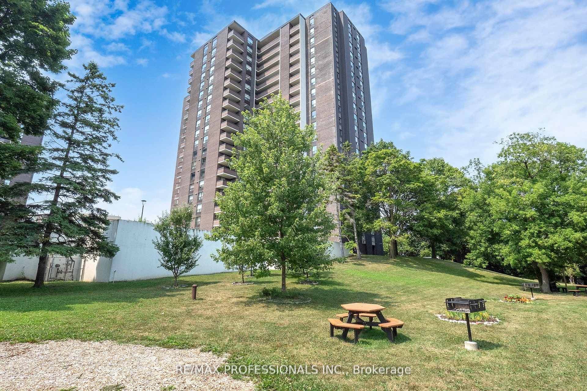 1535 Lakeshore Road Unit 806, Mississauga, ON L5E 3E2 - Photo 1