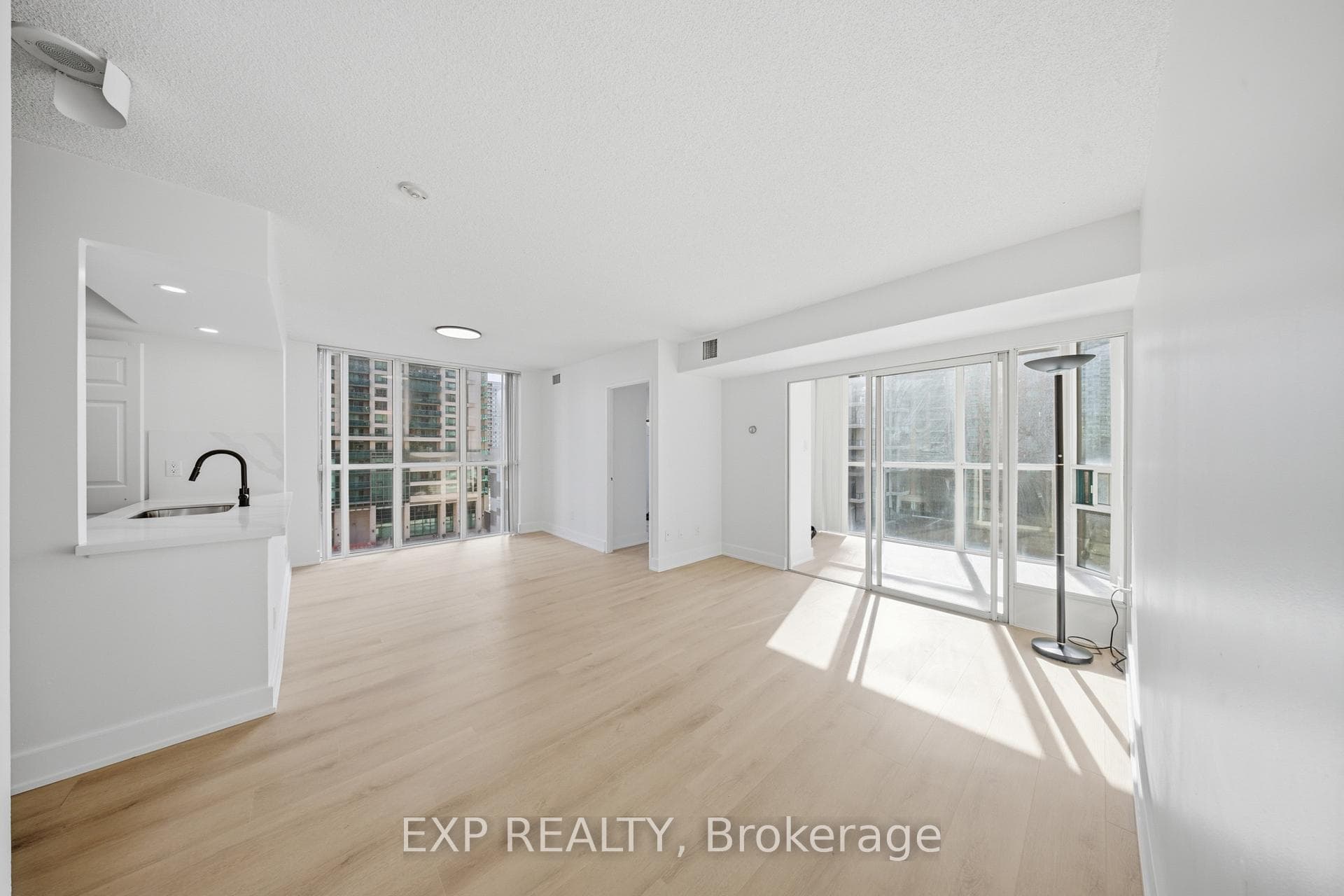 265 Enfield Place Unit 510, Mississauga, ON L5B 3Y7 - Photo 1