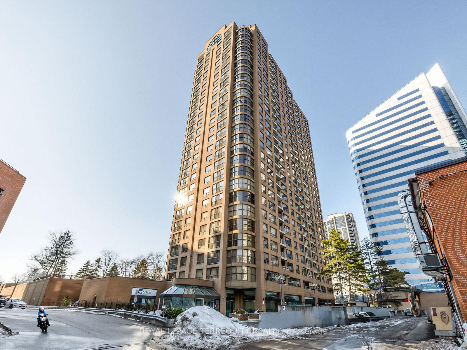 100 Upper Madison Avenue Unit 1708, Thornhill / Willowdale, ON M2N 6M4 - Photo 1
