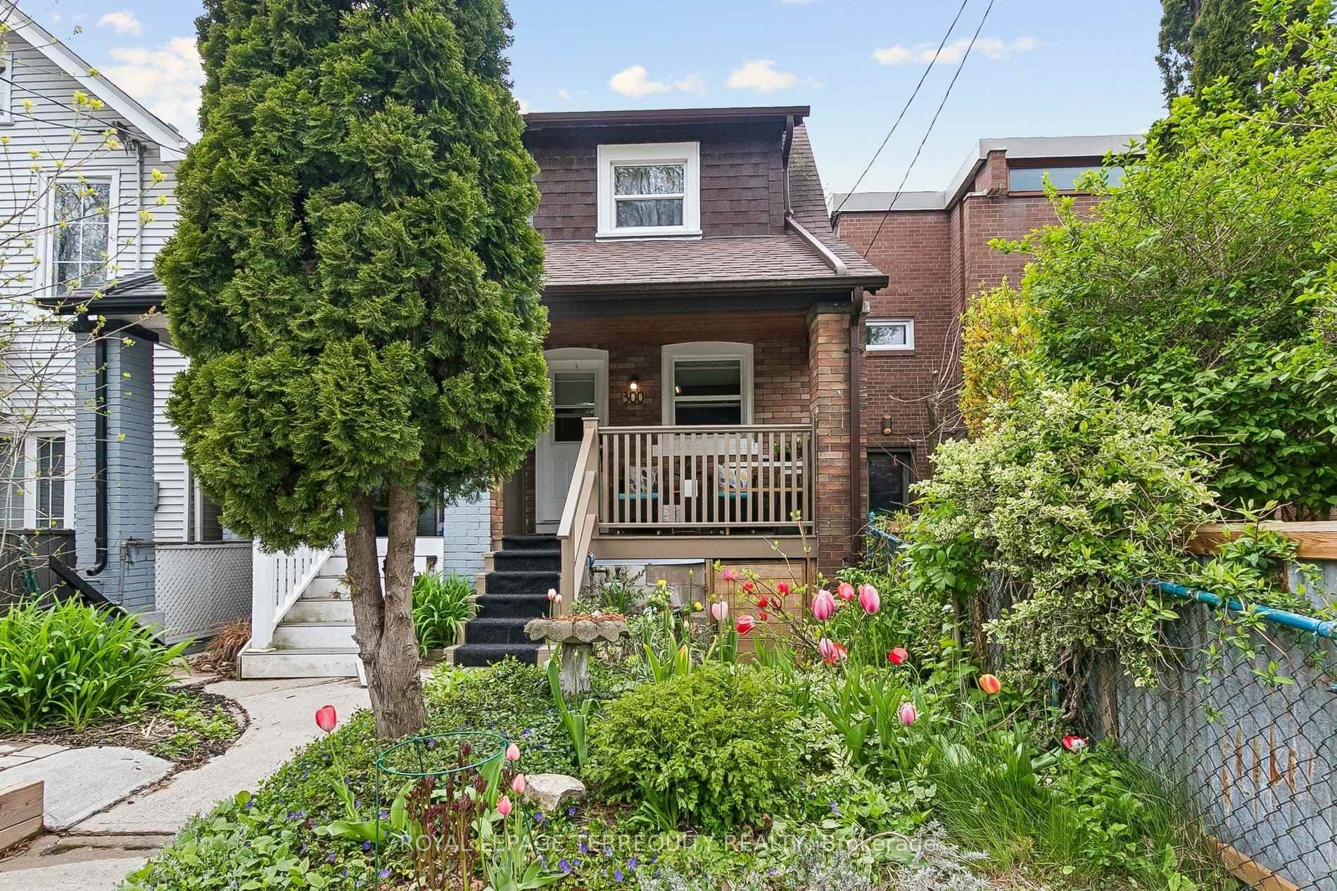 300 Rhodes Avenue, Riverdale / Leslieville, ON M4L 3A3 - Photo 1