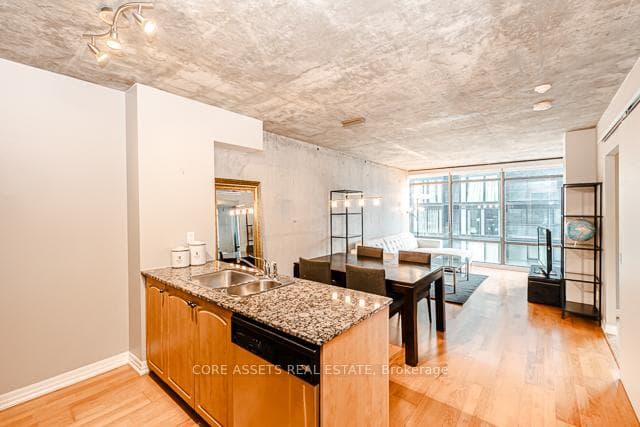 22 Wellesley Street Unit 807, Toronto C08