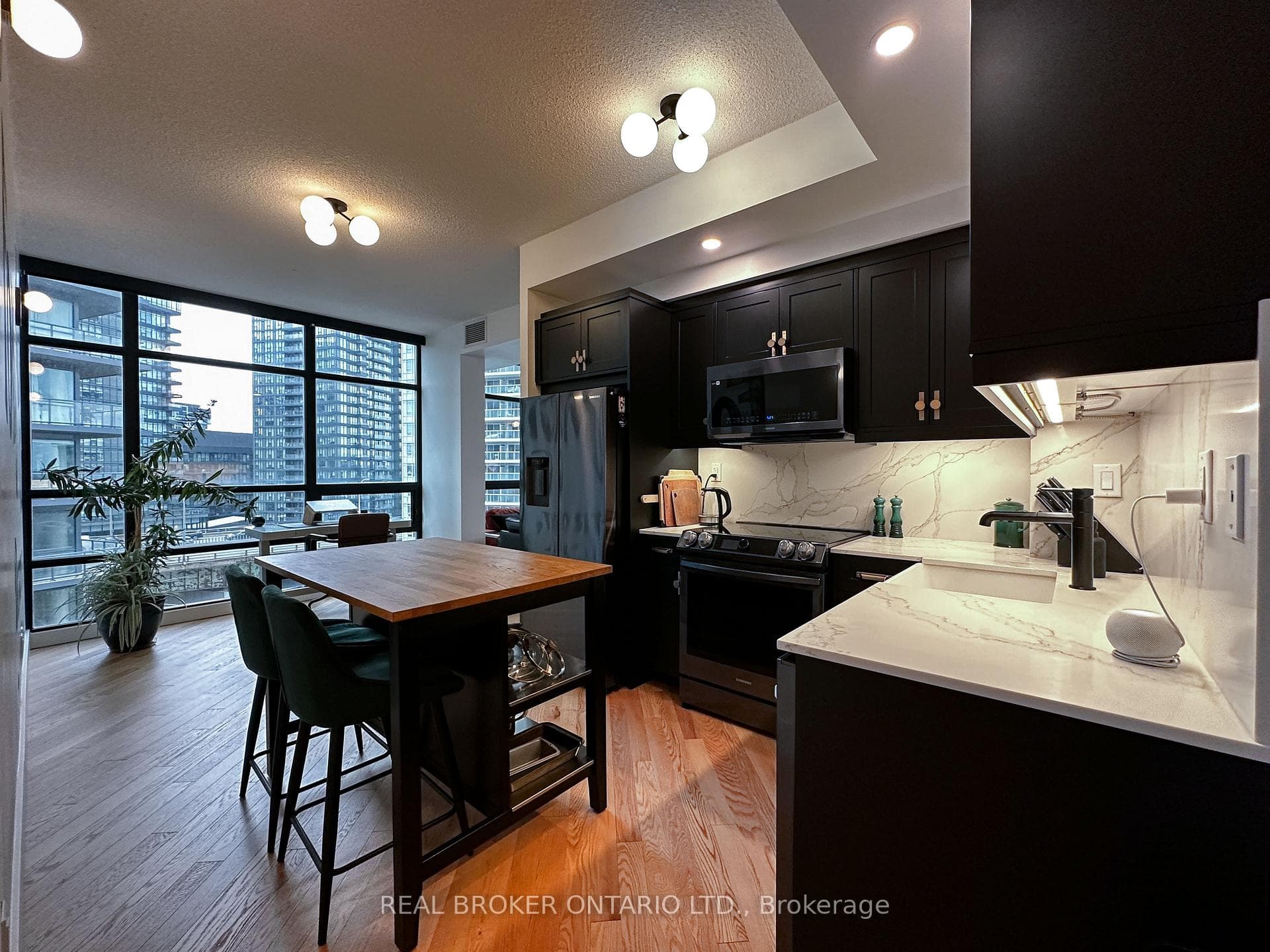 15 Bruyeres Mews Unit 903, Downtown Toronto / Waterfront, ON M5V 0A7 - Photo 1