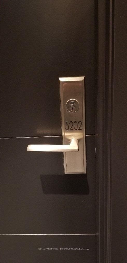 488 University Avenue Unit 5202, Downtown Toronto / Waterfront, ON M5G 1V1 - Photo 1