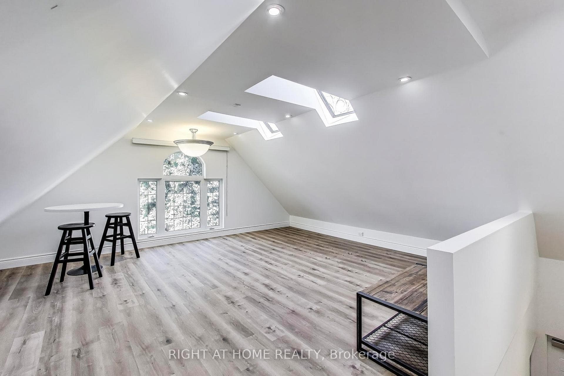 (Upper Level) 433 Martin Grove Road, Etobicoke (Islington / Rexdale), ON M9B 4M3 - Photo 1
