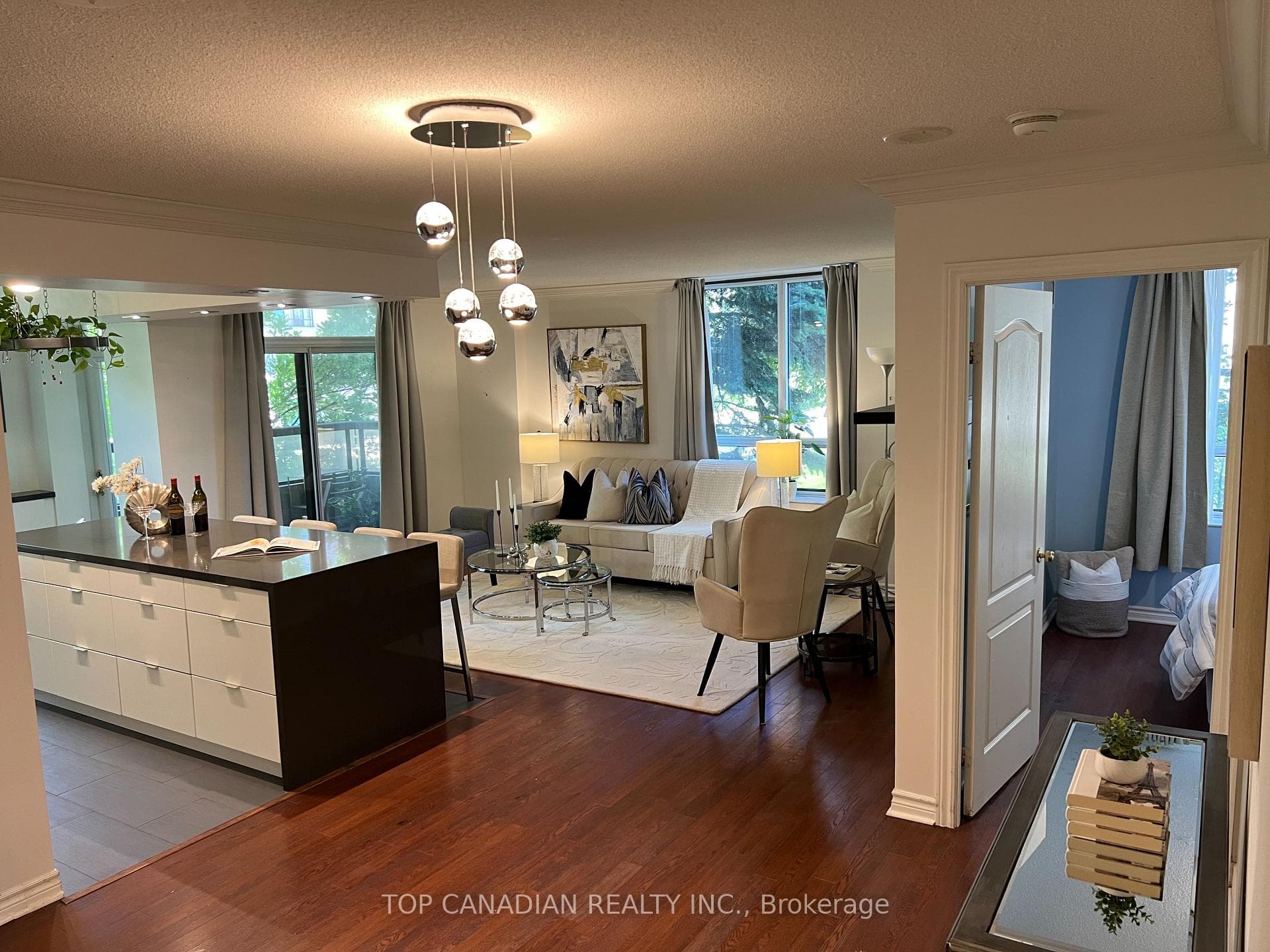 18 sommerset Way Unit 213, Toronto C14