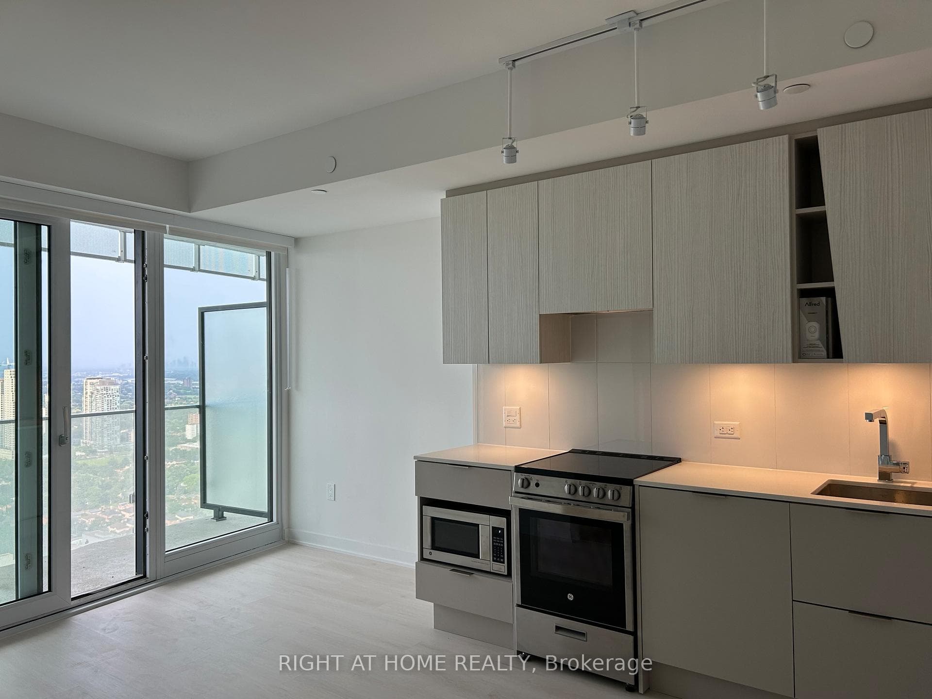 3900 confederation pkwy Parkway Unit 3802, Mississauga, ON L5B 0M3 - Photo 1