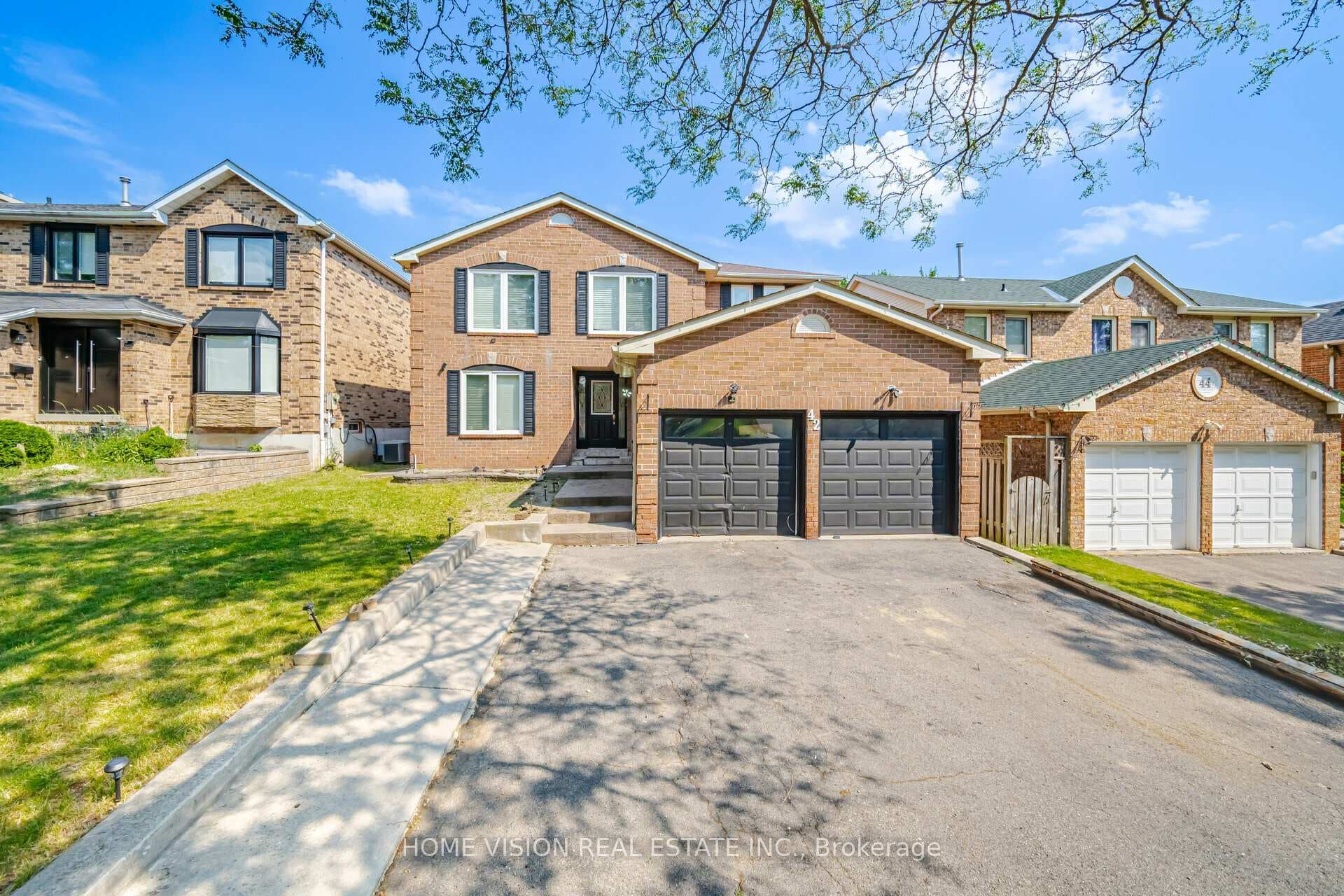 42 Cousins Court, Brampton, ON L6Y 3K5 - Photo 1