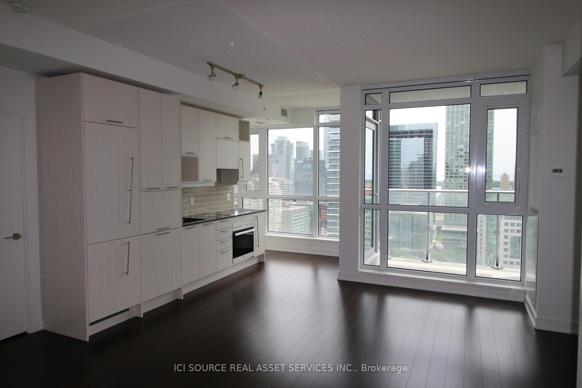 30 Nelson Street Unit 2706, Downtown Toronto / Waterfront, ON M5V 0H5 - Photo 1