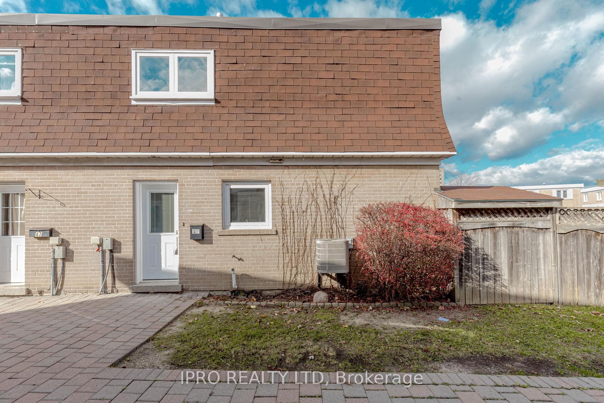 17 Town House Crescent, Brampton, ON L6W 3C7 - Photo 1