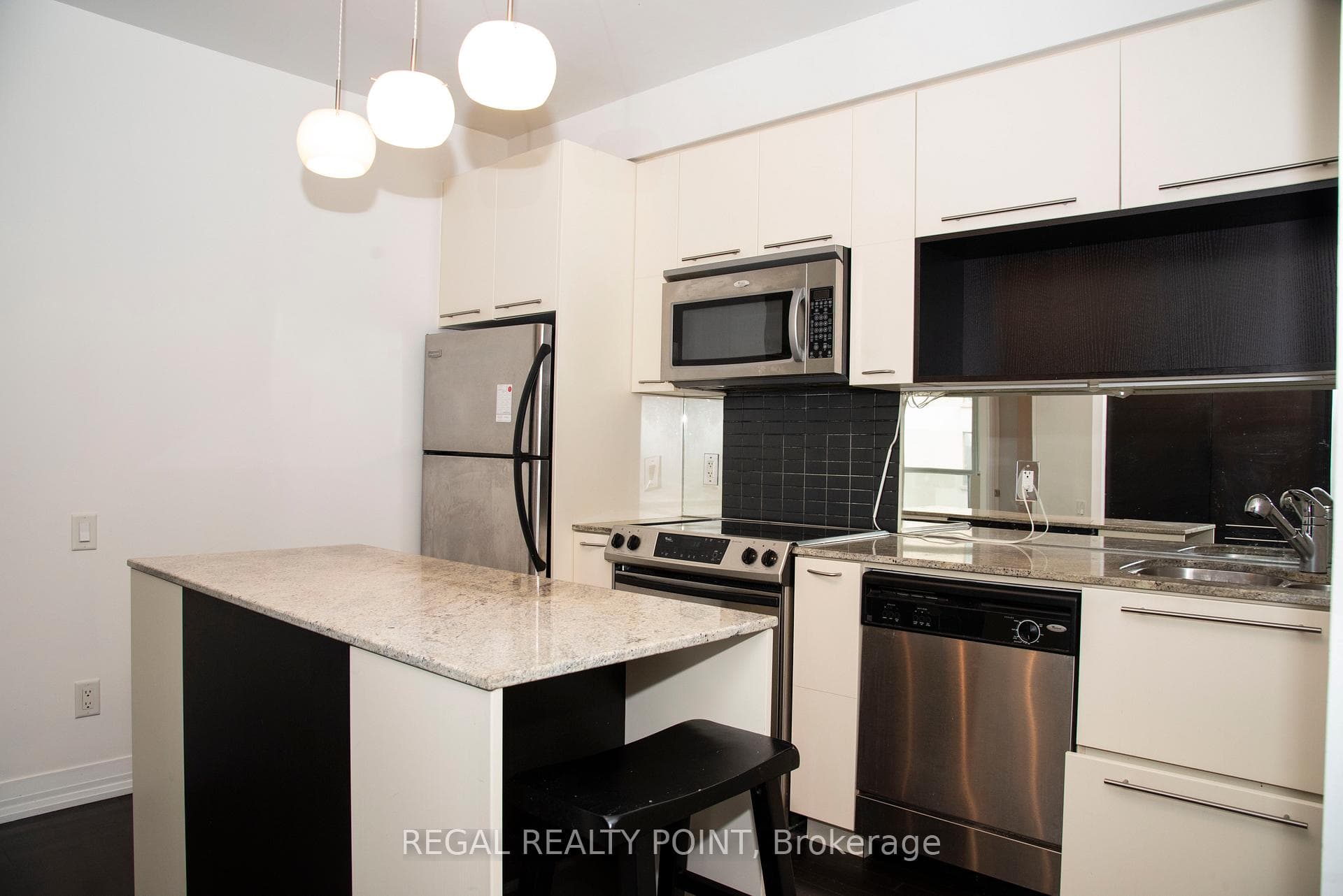 21 Carlton Street Unit 605, Regent Park / Cabbagetown / St. James Town, ON M5B 1L3 - Photo 1